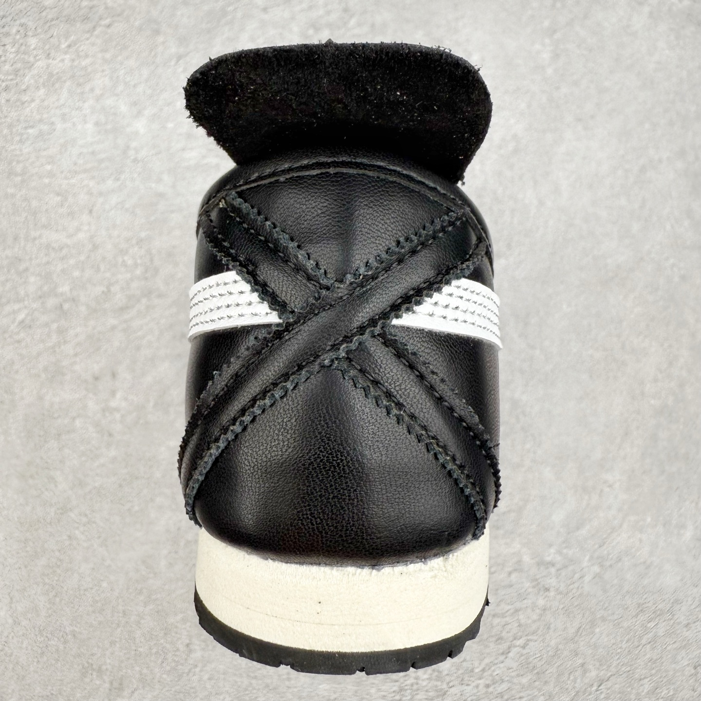 图片[8]-＃C版 Asics Onitsuka Tiger MEXICO 66 亚瑟士鬼冢虎复古经典板鞋 CNY 龙年限定 白红 市场王者选手 海外订单工厂出品 长期生产补货永不断码 超成熟稳定的做工品控 原装全套纸板楦头开发 原汁原味 完美呈现版型 私模正确鞋底咬花纹路 一比一鞋头弧度高度鞋身弧度 绝不口嗨 细节品控鞋型随意秒杀市面 原档咬花纹路私模大底 一个单元有六个三角形 总体形拼接呈现花瓣状 官方四联吊牌 原装Ortholite轻量化鞋垫 原盒原配 质保卡 说明书 钢印防尘纸 纸板中底带钢印 乳胶组合鞋垫 支持全方位的对比专柜 产品从款式颜色造型上体现出追求舒适和细节的完美 鞋类更是推崇手工制作的严谨与完美 融舒适性与可穿性的设计风格 注重细节的完美和别致魅力 既保持稳重 又不失轻松的时尚感 尺码：36 37 37.5 38 39 39.5 40 40.5 41.5 42 42.5 43.5 44 45-选品中心