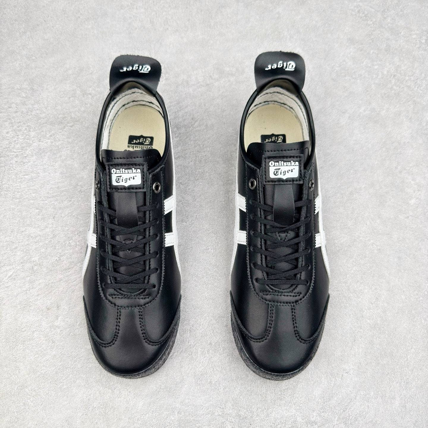 图片[2]-＃C版 Asics Onitsuka Tiger MEXICO 66 亚瑟士鬼冢虎复古经典板鞋 CNY 龙年限定 白红 市场王者选手 海外订单工厂出品 长期生产补货永不断码 超成熟稳定的做工品控 原装全套纸板楦头开发 原汁原味 完美呈现版型 私模正确鞋底咬花纹路 一比一鞋头弧度高度鞋身弧度 绝不口嗨 细节品控鞋型随意秒杀市面 原档咬花纹路私模大底 一个单元有六个三角形 总体形拼接呈现花瓣状 官方四联吊牌 原装Ortholite轻量化鞋垫 原盒原配 质保卡 说明书 钢印防尘纸 纸板中底带钢印 乳胶组合鞋垫 支持全方位的对比专柜 产品从款式颜色造型上体现出追求舒适和细节的完美 鞋类更是推崇手工制作的严谨与完美 融舒适性与可穿性的设计风格 注重细节的完美和别致魅力 既保持稳重 又不失轻松的时尚感 尺码：36 37 37.5 38 39 39.5 40 40.5 41.5 42 42.5 43.5 44 45-选品中心