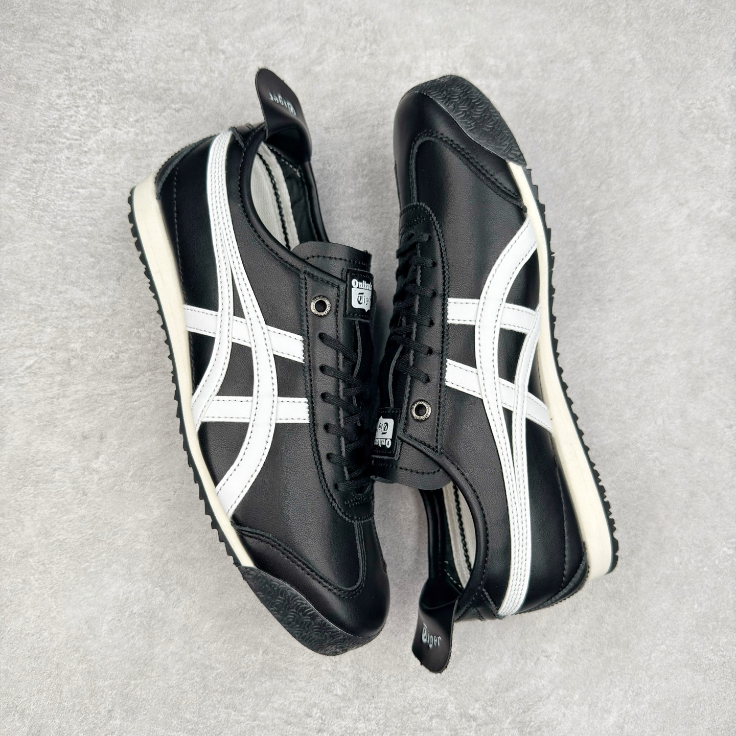 图片[3]-＃C版 Asics Onitsuka Tiger MEXICO 66 亚瑟士鬼冢虎复古经典板鞋 CNY 龙年限定 白红 市场王者选手 海外订单工厂出品 长期生产补货永不断码 超成熟稳定的做工品控 原装全套纸板楦头开发 原汁原味 完美呈现版型 私模正确鞋底咬花纹路 一比一鞋头弧度高度鞋身弧度 绝不口嗨 细节品控鞋型随意秒杀市面 原档咬花纹路私模大底 一个单元有六个三角形 总体形拼接呈现花瓣状 官方四联吊牌 原装Ortholite轻量化鞋垫 原盒原配 质保卡 说明书 钢印防尘纸 纸板中底带钢印 乳胶组合鞋垫 支持全方位的对比专柜 产品从款式颜色造型上体现出追求舒适和细节的完美 鞋类更是推崇手工制作的严谨与完美 融舒适性与可穿性的设计风格 注重细节的完美和别致魅力 既保持稳重 又不失轻松的时尚感 尺码：36 37 37.5 38 39 39.5 40 40.5 41.5 42 42.5 43.5 44 45-选品中心