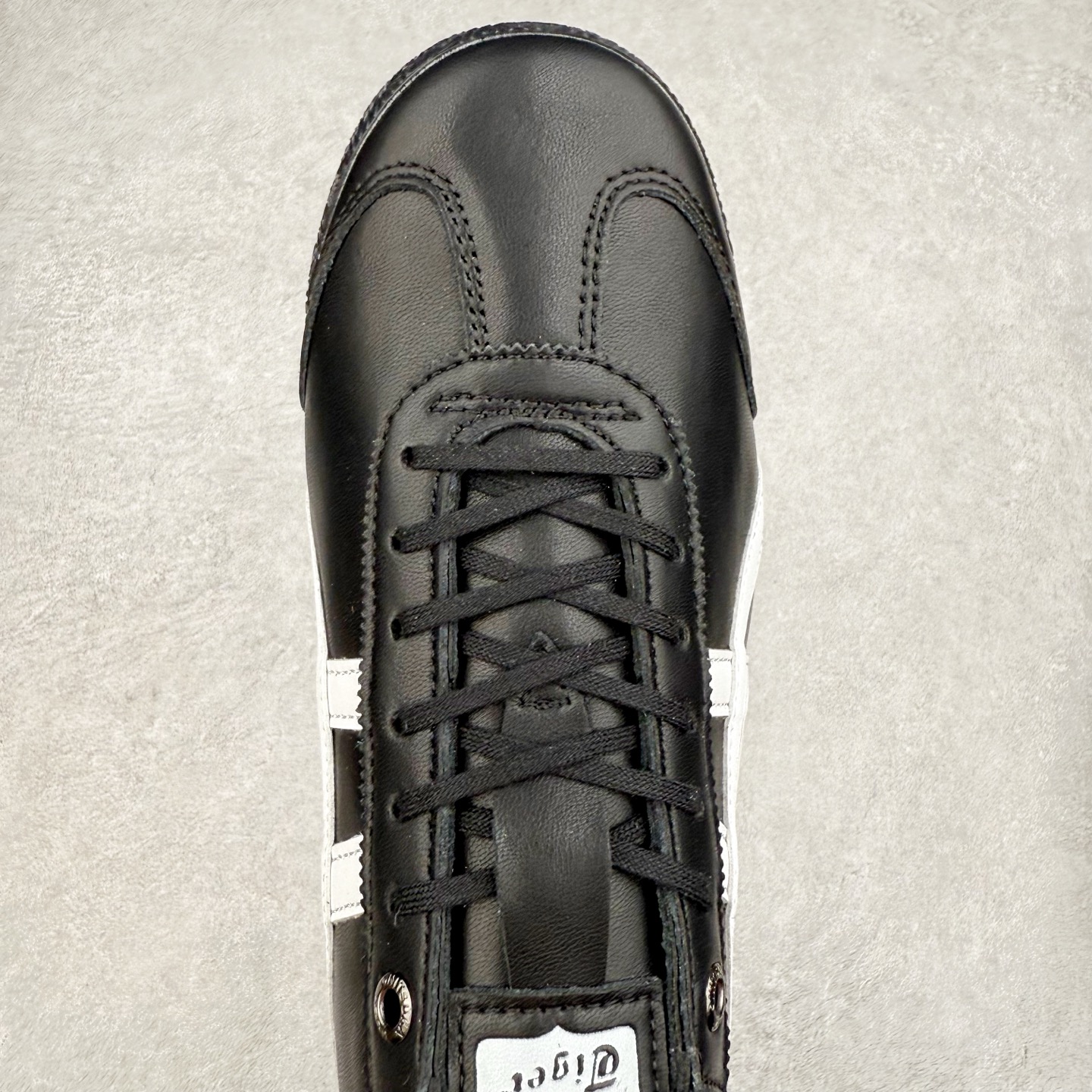 图片[4]-＃C版 Asics Onitsuka Tiger MEXICO 66 亚瑟士鬼冢虎复古经典板鞋 CNY 龙年限定 白红 市场王者选手 海外订单工厂出品 长期生产补货永不断码 超成熟稳定的做工品控 原装全套纸板楦头开发 原汁原味 完美呈现版型 私模正确鞋底咬花纹路 一比一鞋头弧度高度鞋身弧度 绝不口嗨 细节品控鞋型随意秒杀市面 原档咬花纹路私模大底 一个单元有六个三角形 总体形拼接呈现花瓣状 官方四联吊牌 原装Ortholite轻量化鞋垫 原盒原配 质保卡 说明书 钢印防尘纸 纸板中底带钢印 乳胶组合鞋垫 支持全方位的对比专柜 产品从款式颜色造型上体现出追求舒适和细节的完美 鞋类更是推崇手工制作的严谨与完美 融舒适性与可穿性的设计风格 注重细节的完美和别致魅力 既保持稳重 又不失轻松的时尚感 尺码：36 37 37.5 38 39 39.5 40 40.5 41.5 42 42.5 43.5 44 45-选品中心