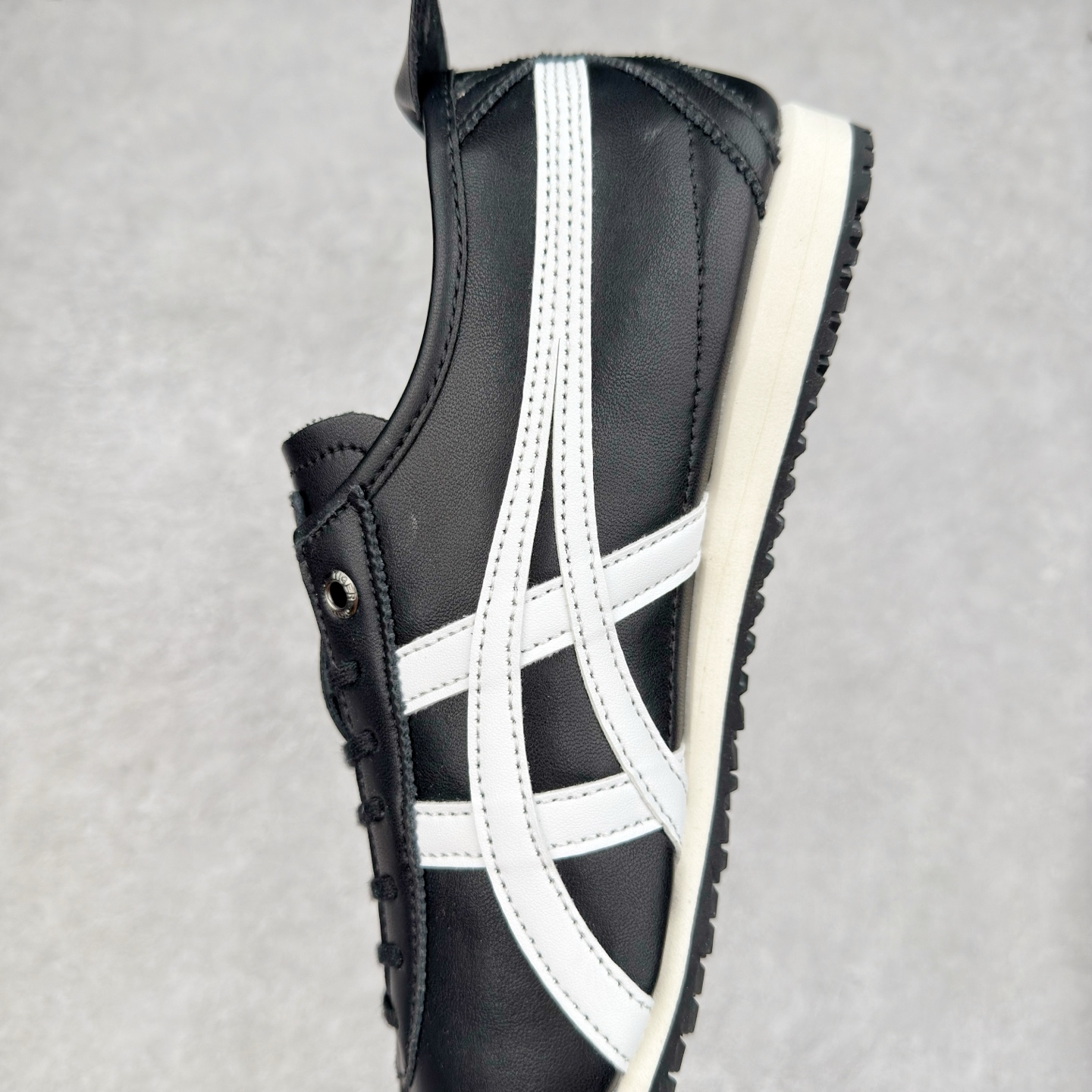 图片[7]-＃C版 Asics Onitsuka Tiger MEXICO 66 亚瑟士鬼冢虎复古经典板鞋 CNY 龙年限定 白红 市场王者选手 海外订单工厂出品 长期生产补货永不断码 超成熟稳定的做工品控 原装全套纸板楦头开发 原汁原味 完美呈现版型 私模正确鞋底咬花纹路 一比一鞋头弧度高度鞋身弧度 绝不口嗨 细节品控鞋型随意秒杀市面 原档咬花纹路私模大底 一个单元有六个三角形 总体形拼接呈现花瓣状 官方四联吊牌 原装Ortholite轻量化鞋垫 原盒原配 质保卡 说明书 钢印防尘纸 纸板中底带钢印 乳胶组合鞋垫 支持全方位的对比专柜 产品从款式颜色造型上体现出追求舒适和细节的完美 鞋类更是推崇手工制作的严谨与完美 融舒适性与可穿性的设计风格 注重细节的完美和别致魅力 既保持稳重 又不失轻松的时尚感 尺码：36 37 37.5 38 39 39.5 40 40.5 41.5 42 42.5 43.5 44 45-选品中心