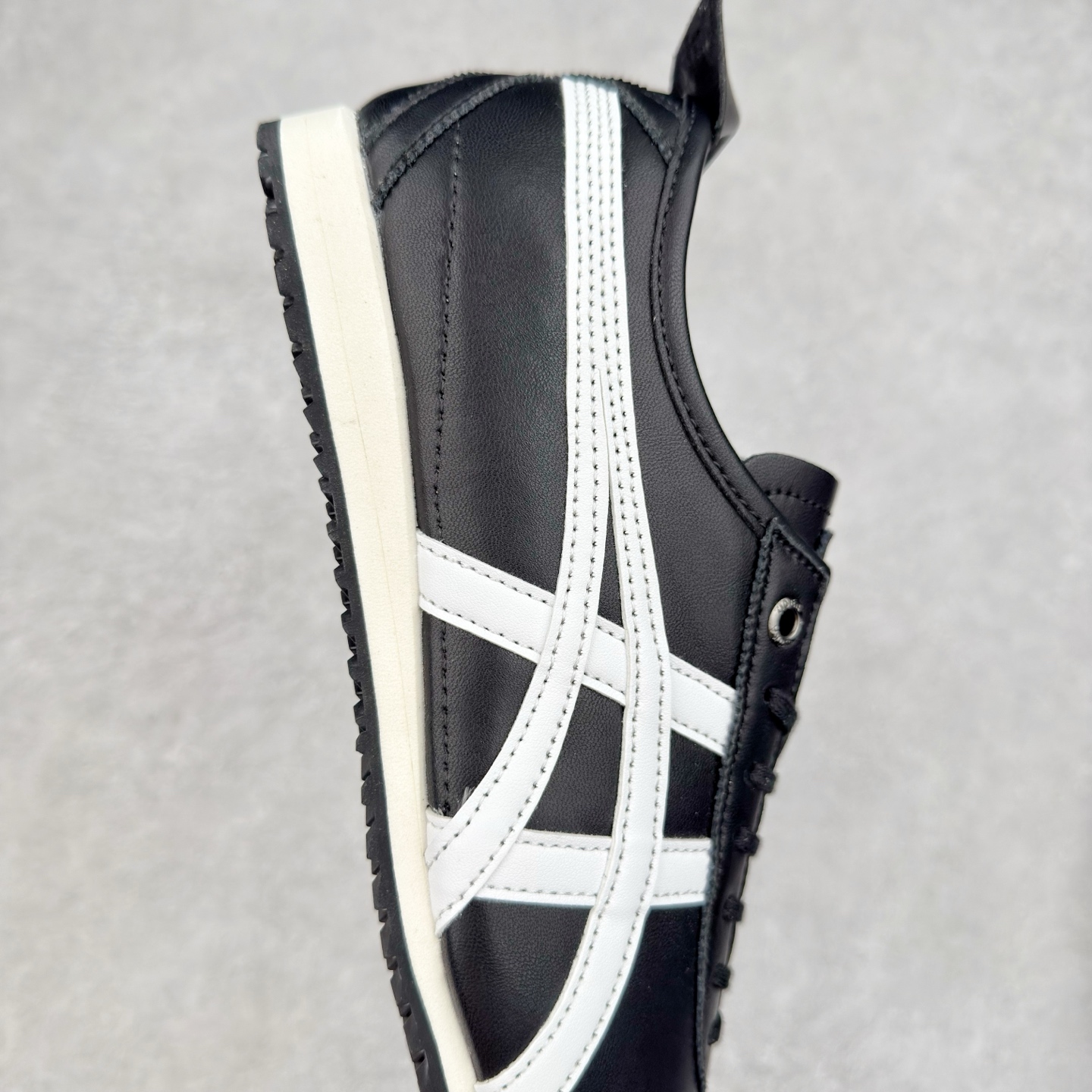 图片[6]-＃C版 Asics Onitsuka Tiger MEXICO 66 亚瑟士鬼冢虎复古经典板鞋 CNY 龙年限定 白红 市场王者选手 海外订单工厂出品 长期生产补货永不断码 超成熟稳定的做工品控 原装全套纸板楦头开发 原汁原味 完美呈现版型 私模正确鞋底咬花纹路 一比一鞋头弧度高度鞋身弧度 绝不口嗨 细节品控鞋型随意秒杀市面 原档咬花纹路私模大底 一个单元有六个三角形 总体形拼接呈现花瓣状 官方四联吊牌 原装Ortholite轻量化鞋垫 原盒原配 质保卡 说明书 钢印防尘纸 纸板中底带钢印 乳胶组合鞋垫 支持全方位的对比专柜 产品从款式颜色造型上体现出追求舒适和细节的完美 鞋类更是推崇手工制作的严谨与完美 融舒适性与可穿性的设计风格 注重细节的完美和别致魅力 既保持稳重 又不失轻松的时尚感 尺码：36 37 37.5 38 39 39.5 40 40.5 41.5 42 42.5 43.5 44 45-选品中心