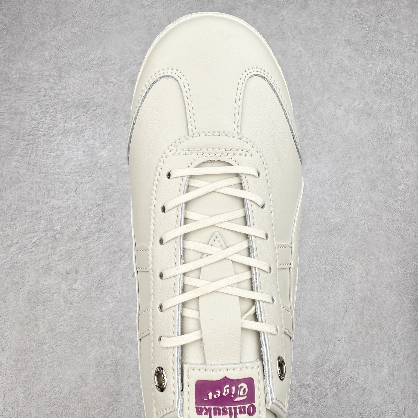 图片[4]-＃C版 Asics Onitsuka Tiger MEXICO 66 亚瑟士鬼冢虎复古经典板鞋 CNY 龙年限定 白红 市场王者选手 海外订单工厂出品 长期生产补货永不断码 超成熟稳定的做工品控 原装全套纸板楦头开发 原汁原味 完美呈现版型 私模正确鞋底咬花纹路 一比一鞋头弧度高度鞋身弧度 绝不口嗨 细节品控鞋型随意秒杀市面 原档咬花纹路私模大底 一个单元有六个三角形 总体形拼接呈现花瓣状 官方四联吊牌 原装Ortholite轻量化鞋垫 原盒原配 质保卡 说明书 钢印防尘纸 纸板中底带钢印 乳胶组合鞋垫 支持全方位的对比专柜 产品从款式颜色造型上体现出追求舒适和细节的完美 鞋类更是推崇手工制作的严谨与完美 融舒适性与可穿性的设计风格 注重细节的完美和别致魅力 既保持稳重 又不失轻松的时尚感 尺码：36 37 37.5 38 39 39.5 40 40.5 41.5 42 42.5 43.5 44 45-选品中心