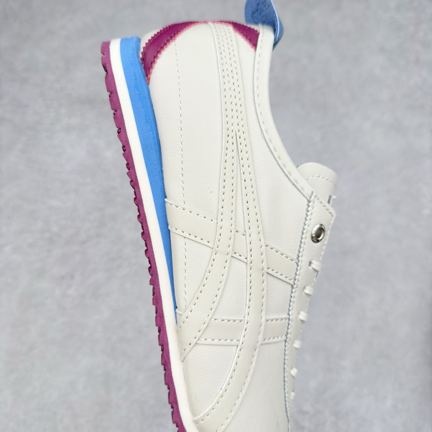 图片[6]-＃C版 Asics Onitsuka Tiger MEXICO 66 亚瑟士鬼冢虎复古经典板鞋 CNY 龙年限定 白红 市场王者选手 海外订单工厂出品 长期生产补货永不断码 超成熟稳定的做工品控 原装全套纸板楦头开发 原汁原味 完美呈现版型 私模正确鞋底咬花纹路 一比一鞋头弧度高度鞋身弧度 绝不口嗨 细节品控鞋型随意秒杀市面 原档咬花纹路私模大底 一个单元有六个三角形 总体形拼接呈现花瓣状 官方四联吊牌 原装Ortholite轻量化鞋垫 原盒原配 质保卡 说明书 钢印防尘纸 纸板中底带钢印 乳胶组合鞋垫 支持全方位的对比专柜 产品从款式颜色造型上体现出追求舒适和细节的完美 鞋类更是推崇手工制作的严谨与完美 融舒适性与可穿性的设计风格 注重细节的完美和别致魅力 既保持稳重 又不失轻松的时尚感 尺码：36 37 37.5 38 39 39.5 40 40.5 41.5 42 42.5 43.5 44 45-选品中心