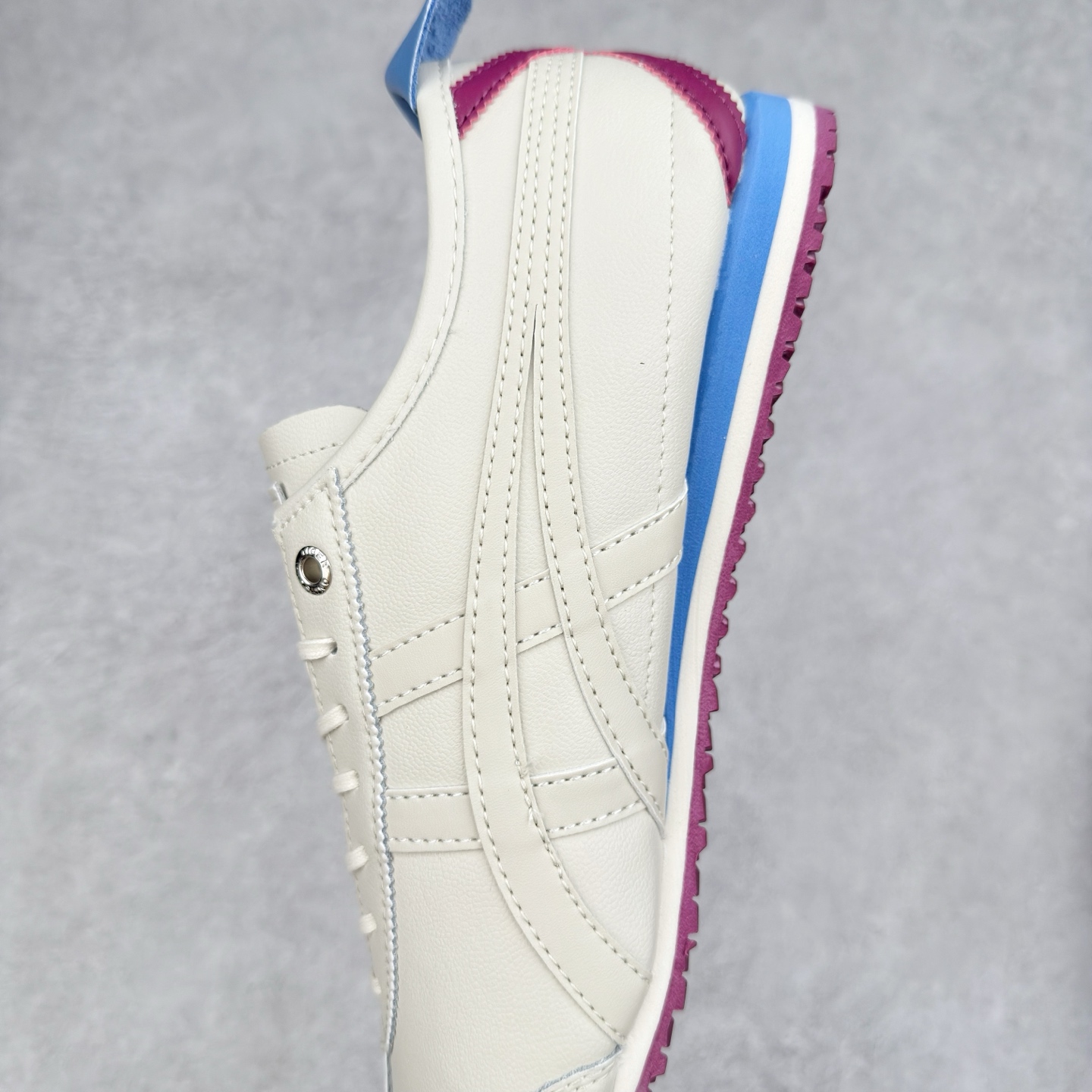 图片[7]-＃C版 Asics Onitsuka Tiger MEXICO 66 亚瑟士鬼冢虎复古经典板鞋 CNY 龙年限定 白红 市场王者选手 海外订单工厂出品 长期生产补货永不断码 超成熟稳定的做工品控 原装全套纸板楦头开发 原汁原味 完美呈现版型 私模正确鞋底咬花纹路 一比一鞋头弧度高度鞋身弧度 绝不口嗨 细节品控鞋型随意秒杀市面 原档咬花纹路私模大底 一个单元有六个三角形 总体形拼接呈现花瓣状 官方四联吊牌 原装Ortholite轻量化鞋垫 原盒原配 质保卡 说明书 钢印防尘纸 纸板中底带钢印 乳胶组合鞋垫 支持全方位的对比专柜 产品从款式颜色造型上体现出追求舒适和细节的完美 鞋类更是推崇手工制作的严谨与完美 融舒适性与可穿性的设计风格 注重细节的完美和别致魅力 既保持稳重 又不失轻松的时尚感 尺码：36 37 37.5 38 39 39.5 40 40.5 41.5 42 42.5 43.5 44 45-选品中心