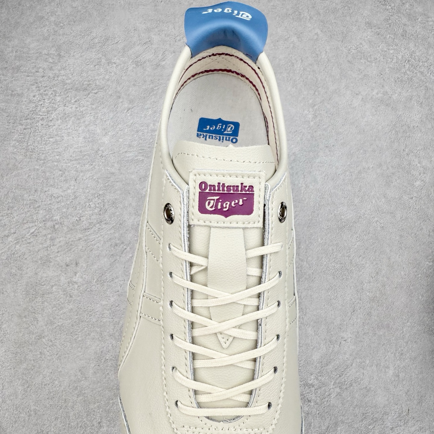 图片[5]-＃C版 Asics Onitsuka Tiger MEXICO 66 亚瑟士鬼冢虎复古经典板鞋 CNY 龙年限定 白红 市场王者选手 海外订单工厂出品 长期生产补货永不断码 超成熟稳定的做工品控 原装全套纸板楦头开发 原汁原味 完美呈现版型 私模正确鞋底咬花纹路 一比一鞋头弧度高度鞋身弧度 绝不口嗨 细节品控鞋型随意秒杀市面 原档咬花纹路私模大底 一个单元有六个三角形 总体形拼接呈现花瓣状 官方四联吊牌 原装Ortholite轻量化鞋垫 原盒原配 质保卡 说明书 钢印防尘纸 纸板中底带钢印 乳胶组合鞋垫 支持全方位的对比专柜 产品从款式颜色造型上体现出追求舒适和细节的完美 鞋类更是推崇手工制作的严谨与完美 融舒适性与可穿性的设计风格 注重细节的完美和别致魅力 既保持稳重 又不失轻松的时尚感 尺码：36 37 37.5 38 39 39.5 40 40.5 41.5 42 42.5 43.5 44 45-选品中心