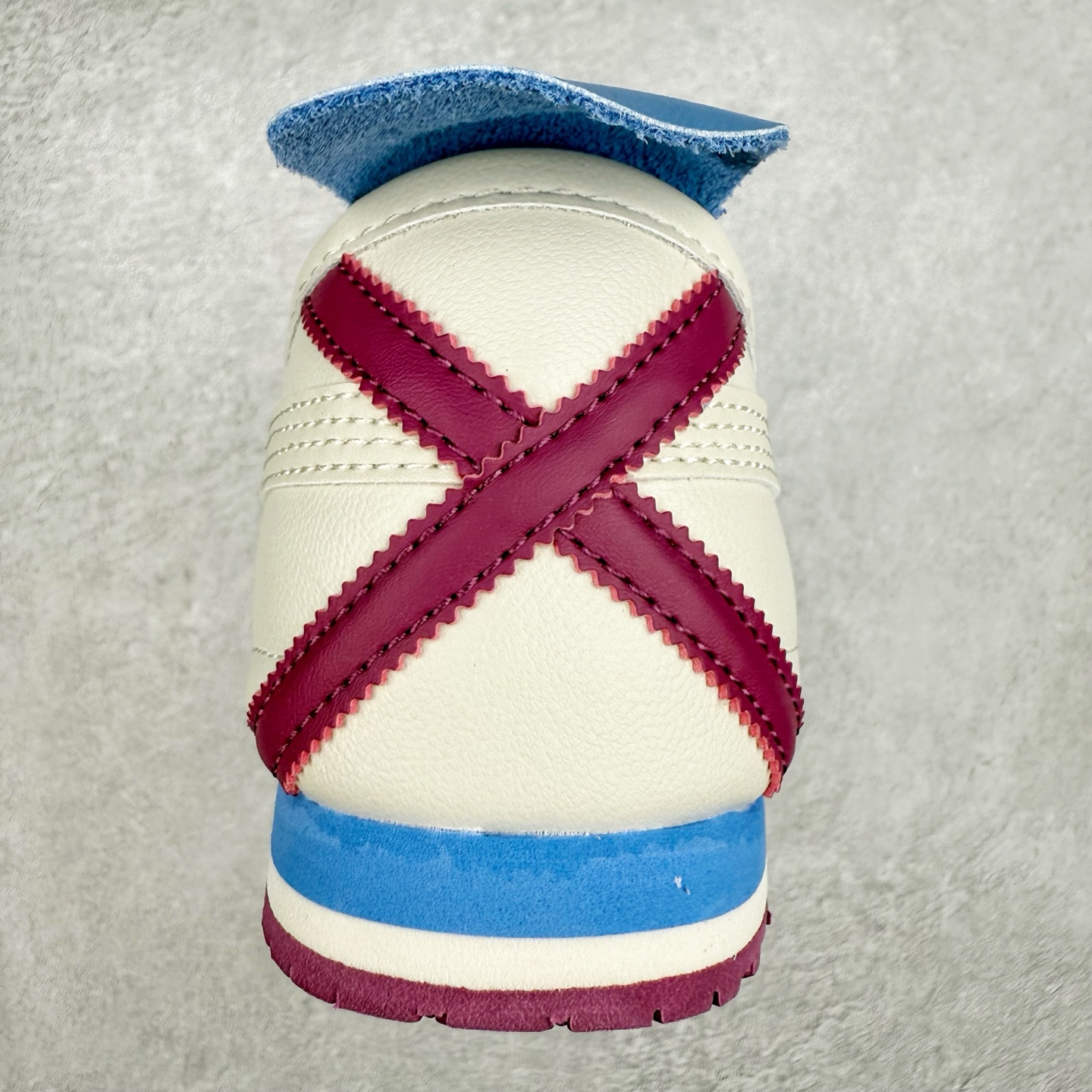 图片[8]-＃C版 Asics Onitsuka Tiger MEXICO 66 亚瑟士鬼冢虎复古经典板鞋 CNY 龙年限定 白红 市场王者选手 海外订单工厂出品 长期生产补货永不断码 超成熟稳定的做工品控 原装全套纸板楦头开发 原汁原味 完美呈现版型 私模正确鞋底咬花纹路 一比一鞋头弧度高度鞋身弧度 绝不口嗨 细节品控鞋型随意秒杀市面 原档咬花纹路私模大底 一个单元有六个三角形 总体形拼接呈现花瓣状 官方四联吊牌 原装Ortholite轻量化鞋垫 原盒原配 质保卡 说明书 钢印防尘纸 纸板中底带钢印 乳胶组合鞋垫 支持全方位的对比专柜 产品从款式颜色造型上体现出追求舒适和细节的完美 鞋类更是推崇手工制作的严谨与完美 融舒适性与可穿性的设计风格 注重细节的完美和别致魅力 既保持稳重 又不失轻松的时尚感 尺码：36 37 37.5 38 39 39.5 40 40.5 41.5 42 42.5 43.5 44 45-选品中心