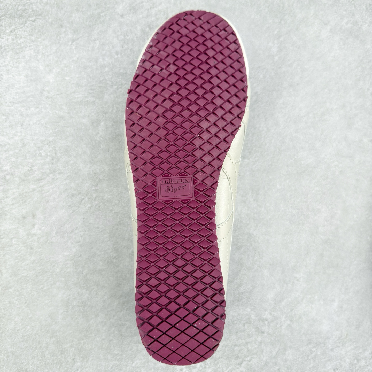 图片[9]-＃C版 Asics Onitsuka Tiger MEXICO 66 亚瑟士鬼冢虎复古经典板鞋 CNY 龙年限定 白红 市场王者选手 海外订单工厂出品 长期生产补货永不断码 超成熟稳定的做工品控 原装全套纸板楦头开发 原汁原味 完美呈现版型 私模正确鞋底咬花纹路 一比一鞋头弧度高度鞋身弧度 绝不口嗨 细节品控鞋型随意秒杀市面 原档咬花纹路私模大底 一个单元有六个三角形 总体形拼接呈现花瓣状 官方四联吊牌 原装Ortholite轻量化鞋垫 原盒原配 质保卡 说明书 钢印防尘纸 纸板中底带钢印 乳胶组合鞋垫 支持全方位的对比专柜 产品从款式颜色造型上体现出追求舒适和细节的完美 鞋类更是推崇手工制作的严谨与完美 融舒适性与可穿性的设计风格 注重细节的完美和别致魅力 既保持稳重 又不失轻松的时尚感 尺码：36 37 37.5 38 39 39.5 40 40.5 41.5 42 42.5 43.5 44 45-选品中心