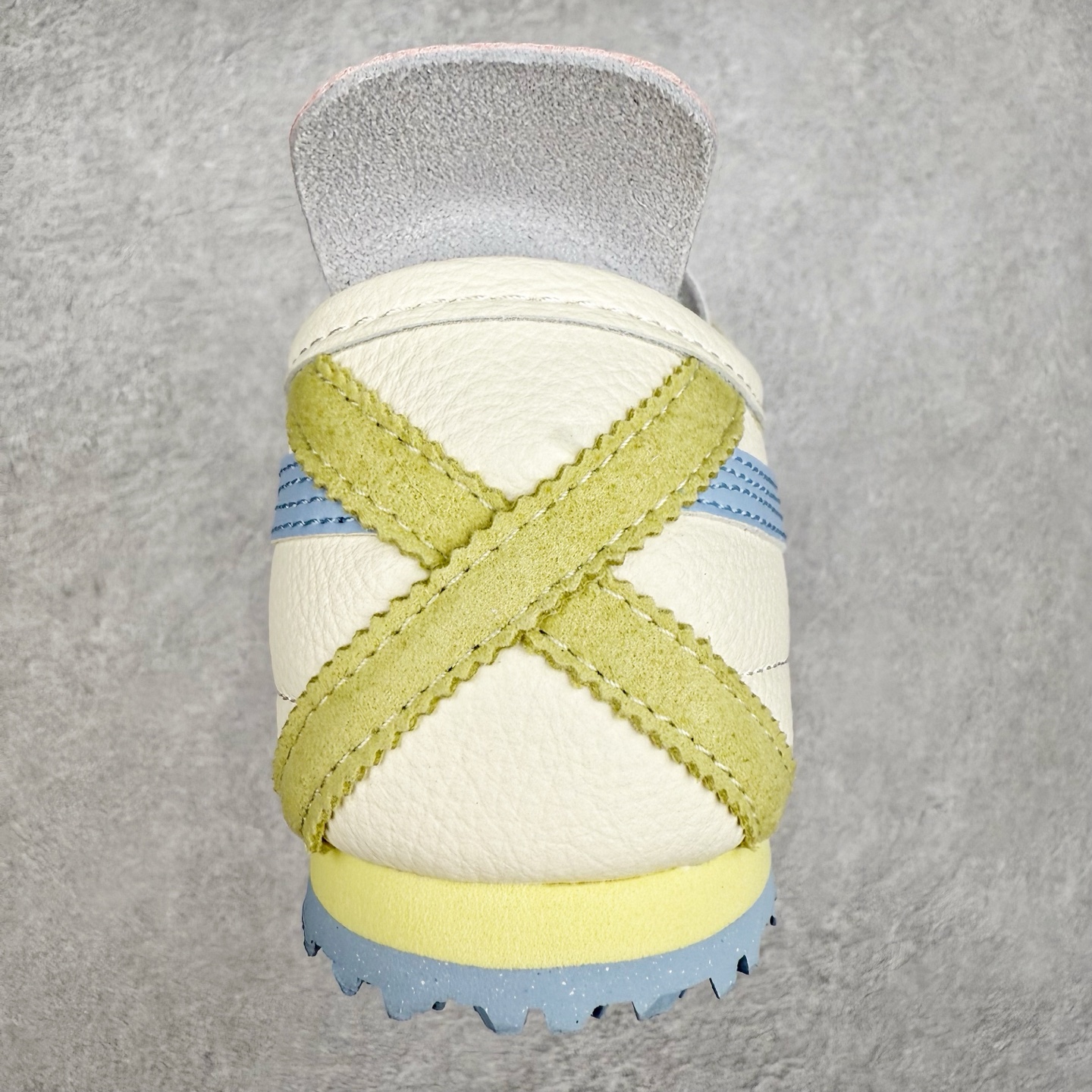 图片[8]-＃C版 Asics Onitsuka Tiger MEXICO 66 亚瑟士鬼冢虎复古经典板鞋 CNY 龙年限定 白红 市场王者选手 海外订单工厂出品 长期生产补货永不断码 超成熟稳定的做工品控 原装全套纸板楦头开发 原汁原味 完美呈现版型 私模正确鞋底咬花纹路 一比一鞋头弧度高度鞋身弧度 绝不口嗨 细节品控鞋型随意秒杀市面 原档咬花纹路私模大底 一个单元有六个三角形 总体形拼接呈现花瓣状 官方四联吊牌 原装Ortholite轻量化鞋垫 原盒原配 质保卡 说明书 钢印防尘纸 纸板中底带钢印 乳胶组合鞋垫 支持全方位的对比专柜 产品从款式颜色造型上体现出追求舒适和细节的完美 鞋类更是推崇手工制作的严谨与完美 融舒适性与可穿性的设计风格 注重细节的完美和别致魅力 既保持稳重 又不失轻松的时尚感 尺码：36 37 37.5 38 39 39.5 40 40.5 41.5 42 42.5 43.5 44 45-选品中心