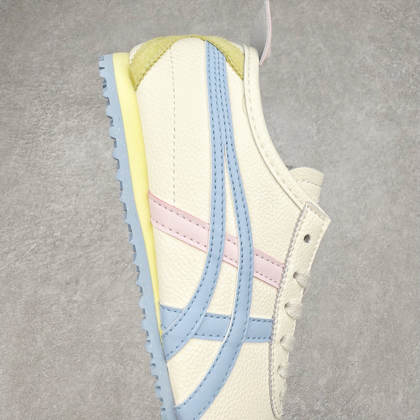 图片[6]-＃C版 Asics Onitsuka Tiger MEXICO 66 亚瑟士鬼冢虎复古经典板鞋 CNY 龙年限定 白红 市场王者选手 海外订单工厂出品 长期生产补货永不断码 超成熟稳定的做工品控 原装全套纸板楦头开发 原汁原味 完美呈现版型 私模正确鞋底咬花纹路 一比一鞋头弧度高度鞋身弧度 绝不口嗨 细节品控鞋型随意秒杀市面 原档咬花纹路私模大底 一个单元有六个三角形 总体形拼接呈现花瓣状 官方四联吊牌 原装Ortholite轻量化鞋垫 原盒原配 质保卡 说明书 钢印防尘纸 纸板中底带钢印 乳胶组合鞋垫 支持全方位的对比专柜 产品从款式颜色造型上体现出追求舒适和细节的完美 鞋类更是推崇手工制作的严谨与完美 融舒适性与可穿性的设计风格 注重细节的完美和别致魅力 既保持稳重 又不失轻松的时尚感 尺码：36 37 37.5 38 39 39.5 40 40.5 41.5 42 42.5 43.5 44 45-选品中心