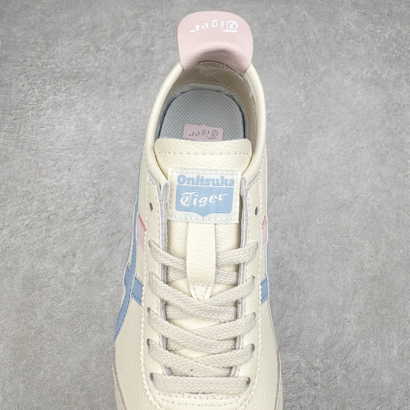 图片[5]-＃C版 Asics Onitsuka Tiger MEXICO 66 亚瑟士鬼冢虎复古经典板鞋 CNY 龙年限定 白红 市场王者选手 海外订单工厂出品 长期生产补货永不断码 超成熟稳定的做工品控 原装全套纸板楦头开发 原汁原味 完美呈现版型 私模正确鞋底咬花纹路 一比一鞋头弧度高度鞋身弧度 绝不口嗨 细节品控鞋型随意秒杀市面 原档咬花纹路私模大底 一个单元有六个三角形 总体形拼接呈现花瓣状 官方四联吊牌 原装Ortholite轻量化鞋垫 原盒原配 质保卡 说明书 钢印防尘纸 纸板中底带钢印 乳胶组合鞋垫 支持全方位的对比专柜 产品从款式颜色造型上体现出追求舒适和细节的完美 鞋类更是推崇手工制作的严谨与完美 融舒适性与可穿性的设计风格 注重细节的完美和别致魅力 既保持稳重 又不失轻松的时尚感 尺码：36 37 37.5 38 39 39.5 40 40.5 41.5 42 42.5 43.5 44 45-选品中心