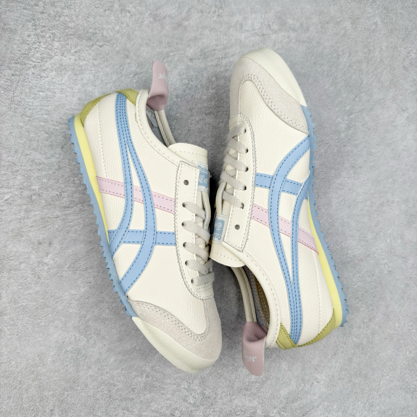 图片[3]-＃C版 Asics Onitsuka Tiger MEXICO 66 亚瑟士鬼冢虎复古经典板鞋 CNY 龙年限定 白红 市场王者选手 海外订单工厂出品 长期生产补货永不断码 超成熟稳定的做工品控 原装全套纸板楦头开发 原汁原味 完美呈现版型 私模正确鞋底咬花纹路 一比一鞋头弧度高度鞋身弧度 绝不口嗨 细节品控鞋型随意秒杀市面 原档咬花纹路私模大底 一个单元有六个三角形 总体形拼接呈现花瓣状 官方四联吊牌 原装Ortholite轻量化鞋垫 原盒原配 质保卡 说明书 钢印防尘纸 纸板中底带钢印 乳胶组合鞋垫 支持全方位的对比专柜 产品从款式颜色造型上体现出追求舒适和细节的完美 鞋类更是推崇手工制作的严谨与完美 融舒适性与可穿性的设计风格 注重细节的完美和别致魅力 既保持稳重 又不失轻松的时尚感 尺码：36 37 37.5 38 39 39.5 40 40.5 41.5 42 42.5 43.5 44 45-选品中心