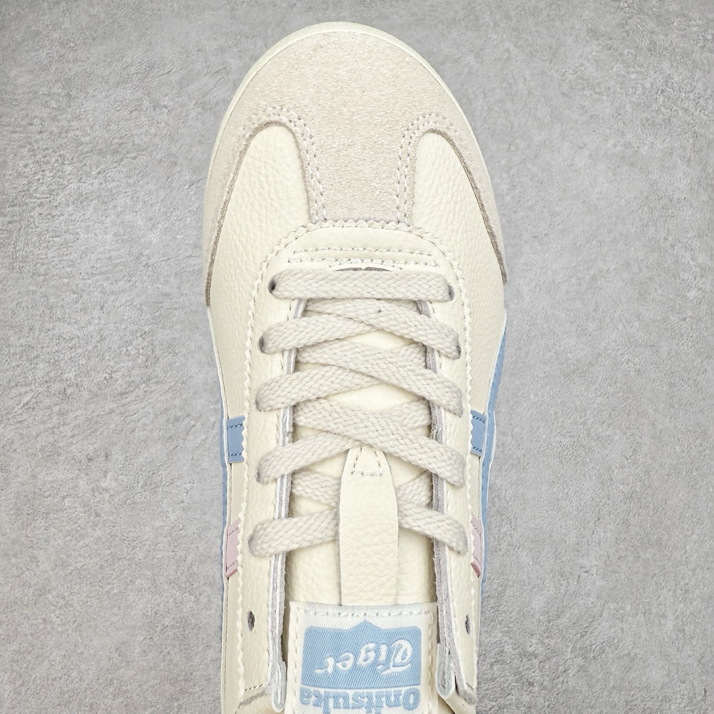 图片[4]-＃C版 Asics Onitsuka Tiger MEXICO 66 亚瑟士鬼冢虎复古经典板鞋 CNY 龙年限定 白红 市场王者选手 海外订单工厂出品 长期生产补货永不断码 超成熟稳定的做工品控 原装全套纸板楦头开发 原汁原味 完美呈现版型 私模正确鞋底咬花纹路 一比一鞋头弧度高度鞋身弧度 绝不口嗨 细节品控鞋型随意秒杀市面 原档咬花纹路私模大底 一个单元有六个三角形 总体形拼接呈现花瓣状 官方四联吊牌 原装Ortholite轻量化鞋垫 原盒原配 质保卡 说明书 钢印防尘纸 纸板中底带钢印 乳胶组合鞋垫 支持全方位的对比专柜 产品从款式颜色造型上体现出追求舒适和细节的完美 鞋类更是推崇手工制作的严谨与完美 融舒适性与可穿性的设计风格 注重细节的完美和别致魅力 既保持稳重 又不失轻松的时尚感 尺码：36 37 37.5 38 39 39.5 40 40.5 41.5 42 42.5 43.5 44 45-选品中心