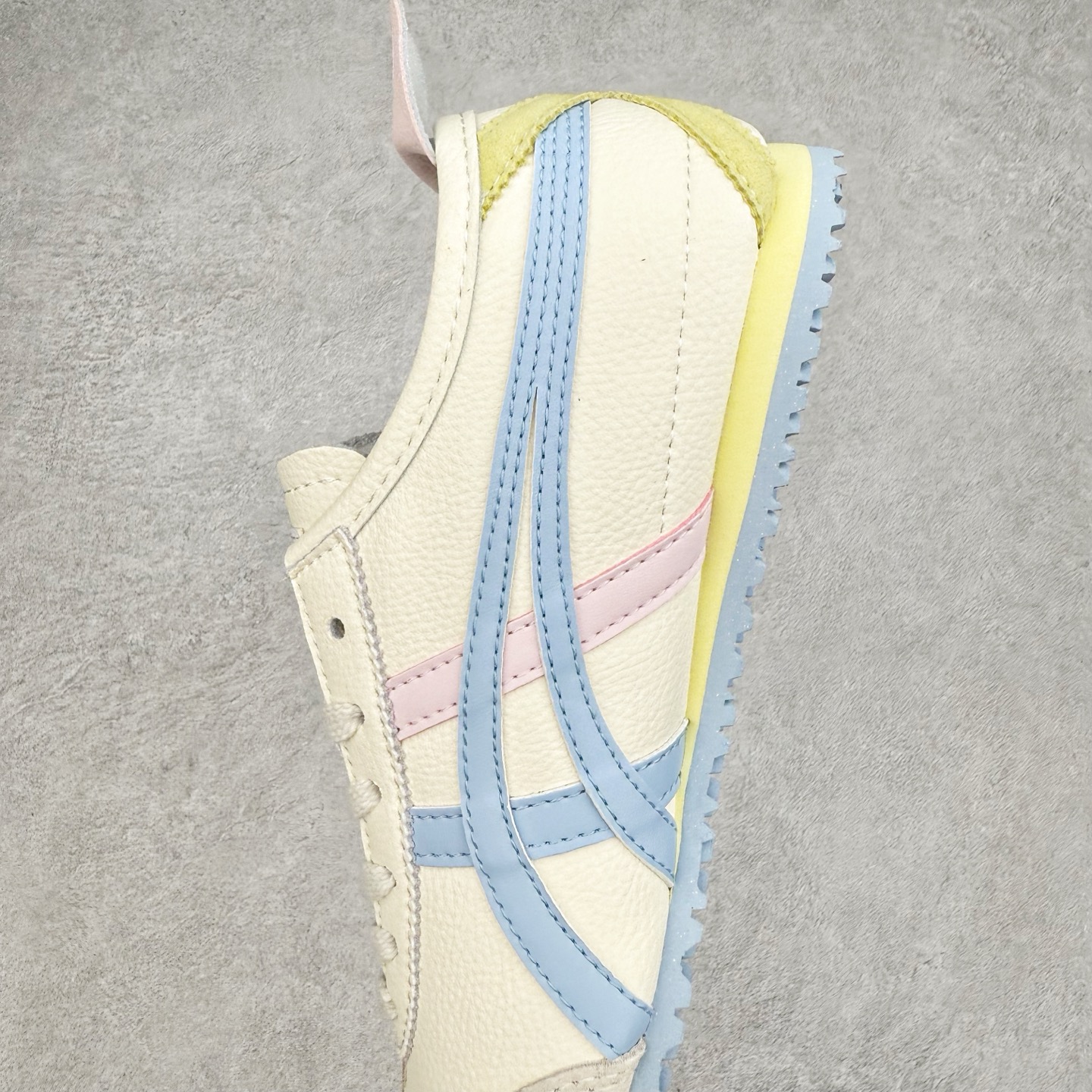 图片[7]-＃C版 Asics Onitsuka Tiger MEXICO 66 亚瑟士鬼冢虎复古经典板鞋 CNY 龙年限定 白红 市场王者选手 海外订单工厂出品 长期生产补货永不断码 超成熟稳定的做工品控 原装全套纸板楦头开发 原汁原味 完美呈现版型 私模正确鞋底咬花纹路 一比一鞋头弧度高度鞋身弧度 绝不口嗨 细节品控鞋型随意秒杀市面 原档咬花纹路私模大底 一个单元有六个三角形 总体形拼接呈现花瓣状 官方四联吊牌 原装Ortholite轻量化鞋垫 原盒原配 质保卡 说明书 钢印防尘纸 纸板中底带钢印 乳胶组合鞋垫 支持全方位的对比专柜 产品从款式颜色造型上体现出追求舒适和细节的完美 鞋类更是推崇手工制作的严谨与完美 融舒适性与可穿性的设计风格 注重细节的完美和别致魅力 既保持稳重 又不失轻松的时尚感 尺码：36 37 37.5 38 39 39.5 40 40.5 41.5 42 42.5 43.5 44 45-选品中心