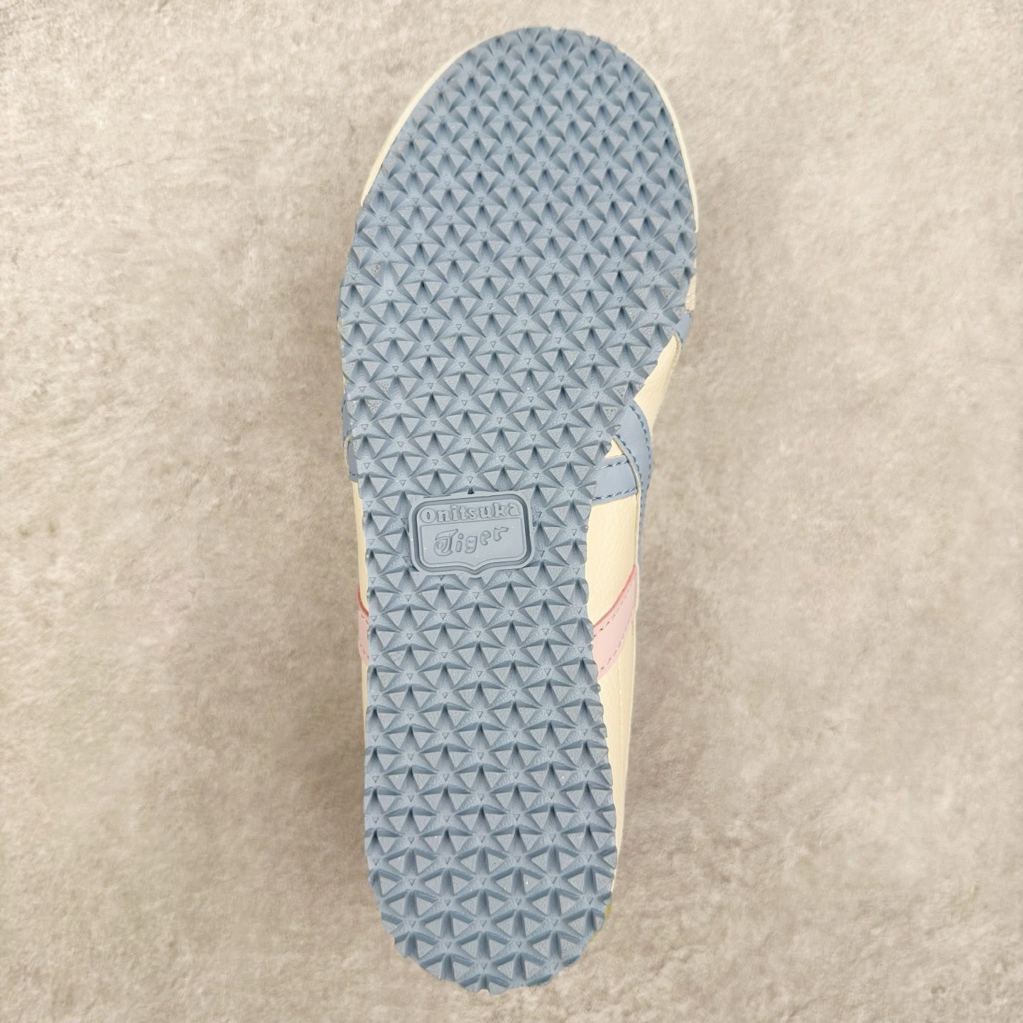 图片[9]-＃C版 Asics Onitsuka Tiger MEXICO 66 亚瑟士鬼冢虎复古经典板鞋 CNY 龙年限定 白红 市场王者选手 海外订单工厂出品 长期生产补货永不断码 超成熟稳定的做工品控 原装全套纸板楦头开发 原汁原味 完美呈现版型 私模正确鞋底咬花纹路 一比一鞋头弧度高度鞋身弧度 绝不口嗨 细节品控鞋型随意秒杀市面 原档咬花纹路私模大底 一个单元有六个三角形 总体形拼接呈现花瓣状 官方四联吊牌 原装Ortholite轻量化鞋垫 原盒原配 质保卡 说明书 钢印防尘纸 纸板中底带钢印 乳胶组合鞋垫 支持全方位的对比专柜 产品从款式颜色造型上体现出追求舒适和细节的完美 鞋类更是推崇手工制作的严谨与完美 融舒适性与可穿性的设计风格 注重细节的完美和别致魅力 既保持稳重 又不失轻松的时尚感 尺码：36 37 37.5 38 39 39.5 40 40.5 41.5 42 42.5 43.5 44 45-选品中心