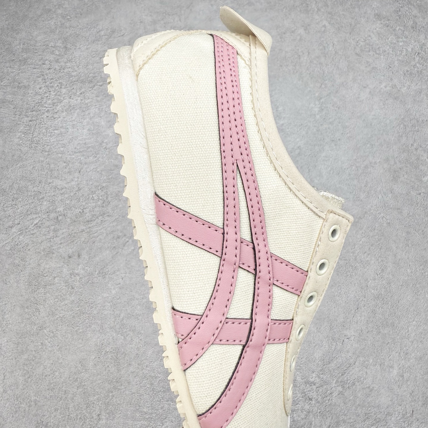 图片[6]-＃C版 Asics Onitsuka Tiger MEXICO 66 亚瑟士鬼冢虎复古经典板鞋 CNY 龙年限定 白红 市场王者选手 海外订单工厂出品 长期生产补货永不断码 超成熟稳定的做工品控 原装全套纸板楦头开发 原汁原味 完美呈现版型 私模正确鞋底咬花纹路 一比一鞋头弧度高度鞋身弧度 绝不口嗨 细节品控鞋型随意秒杀市面 原档咬花纹路私模大底 一个单元有六个三角形 总体形拼接呈现花瓣状 官方四联吊牌 原装Ortholite轻量化鞋垫 原盒原配 质保卡 说明书 钢印防尘纸 纸板中底带钢印 乳胶组合鞋垫 支持全方位的对比专柜 产品从款式颜色造型上体现出追求舒适和细节的完美 鞋类更是推崇手工制作的严谨与完美 融舒适性与可穿性的设计风格 注重细节的完美和别致魅力 既保持稳重 又不失轻松的时尚感 尺码：36 37 37.5 38 39 39.5 40 40.5 41.5 42 42.5 43.5 44 45-选品中心