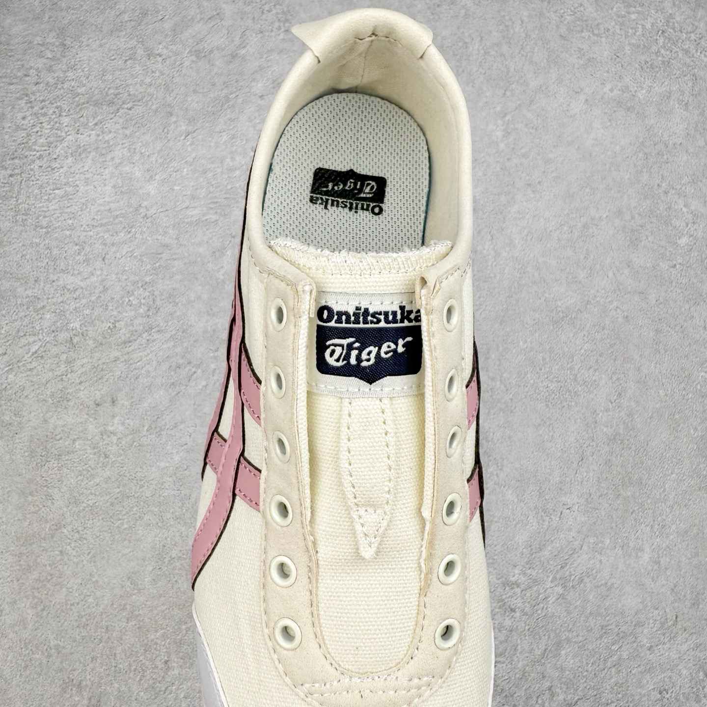 图片[5]-＃C版 Asics Onitsuka Tiger MEXICO 66 亚瑟士鬼冢虎复古经典板鞋 CNY 龙年限定 白红 市场王者选手 海外订单工厂出品 长期生产补货永不断码 超成熟稳定的做工品控 原装全套纸板楦头开发 原汁原味 完美呈现版型 私模正确鞋底咬花纹路 一比一鞋头弧度高度鞋身弧度 绝不口嗨 细节品控鞋型随意秒杀市面 原档咬花纹路私模大底 一个单元有六个三角形 总体形拼接呈现花瓣状 官方四联吊牌 原装Ortholite轻量化鞋垫 原盒原配 质保卡 说明书 钢印防尘纸 纸板中底带钢印 乳胶组合鞋垫 支持全方位的对比专柜 产品从款式颜色造型上体现出追求舒适和细节的完美 鞋类更是推崇手工制作的严谨与完美 融舒适性与可穿性的设计风格 注重细节的完美和别致魅力 既保持稳重 又不失轻松的时尚感 尺码：36 37 37.5 38 39 39.5 40 40.5 41.5 42 42.5 43.5 44 45-选品中心