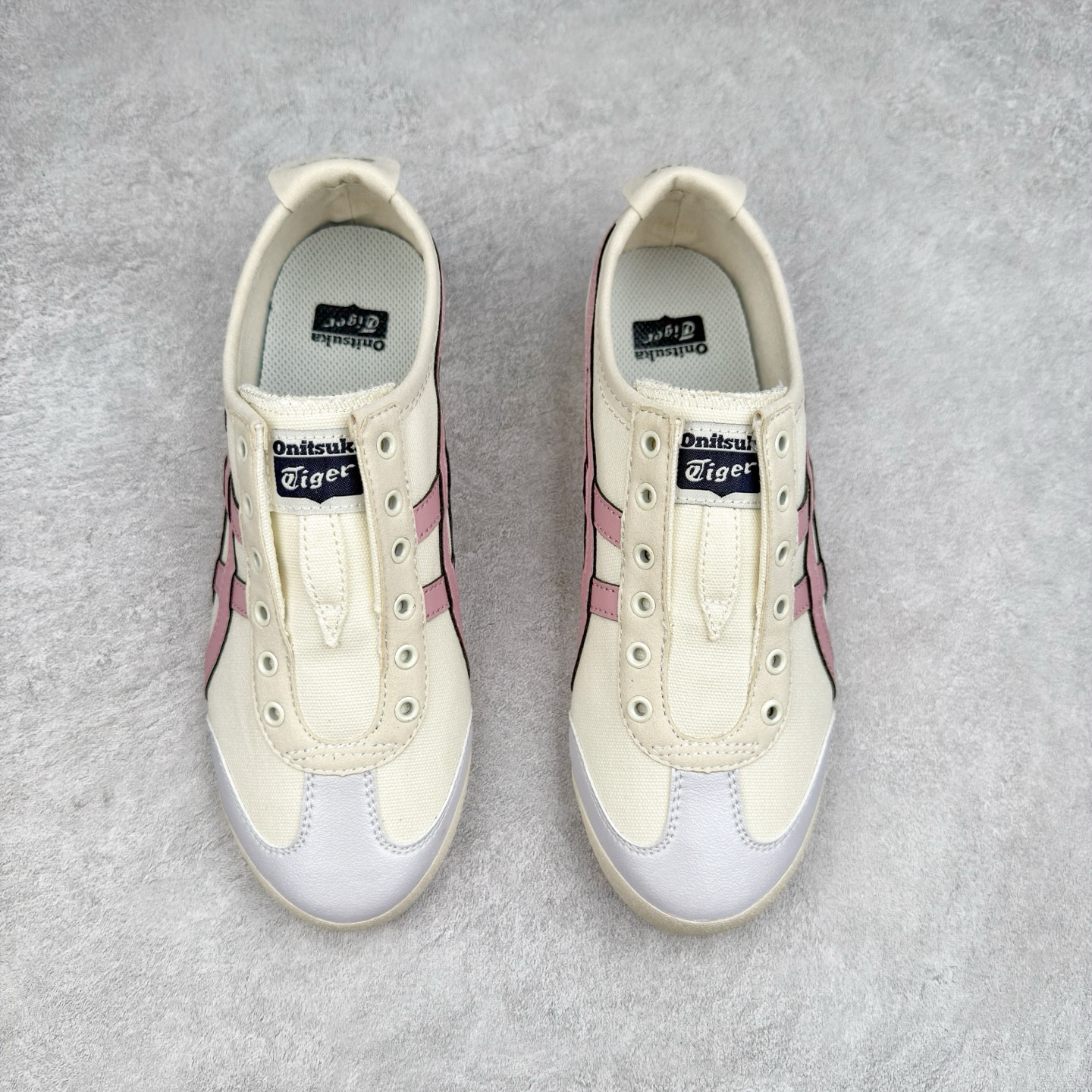 图片[2]-＃C版 Asics Onitsuka Tiger MEXICO 66 亚瑟士鬼冢虎复古经典板鞋 CNY 龙年限定 白红 市场王者选手 海外订单工厂出品 长期生产补货永不断码 超成熟稳定的做工品控 原装全套纸板楦头开发 原汁原味 完美呈现版型 私模正确鞋底咬花纹路 一比一鞋头弧度高度鞋身弧度 绝不口嗨 细节品控鞋型随意秒杀市面 原档咬花纹路私模大底 一个单元有六个三角形 总体形拼接呈现花瓣状 官方四联吊牌 原装Ortholite轻量化鞋垫 原盒原配 质保卡 说明书 钢印防尘纸 纸板中底带钢印 乳胶组合鞋垫 支持全方位的对比专柜 产品从款式颜色造型上体现出追求舒适和细节的完美 鞋类更是推崇手工制作的严谨与完美 融舒适性与可穿性的设计风格 注重细节的完美和别致魅力 既保持稳重 又不失轻松的时尚感 尺码：36 37 37.5 38 39 39.5 40 40.5 41.5 42 42.5 43.5 44 45-选品中心