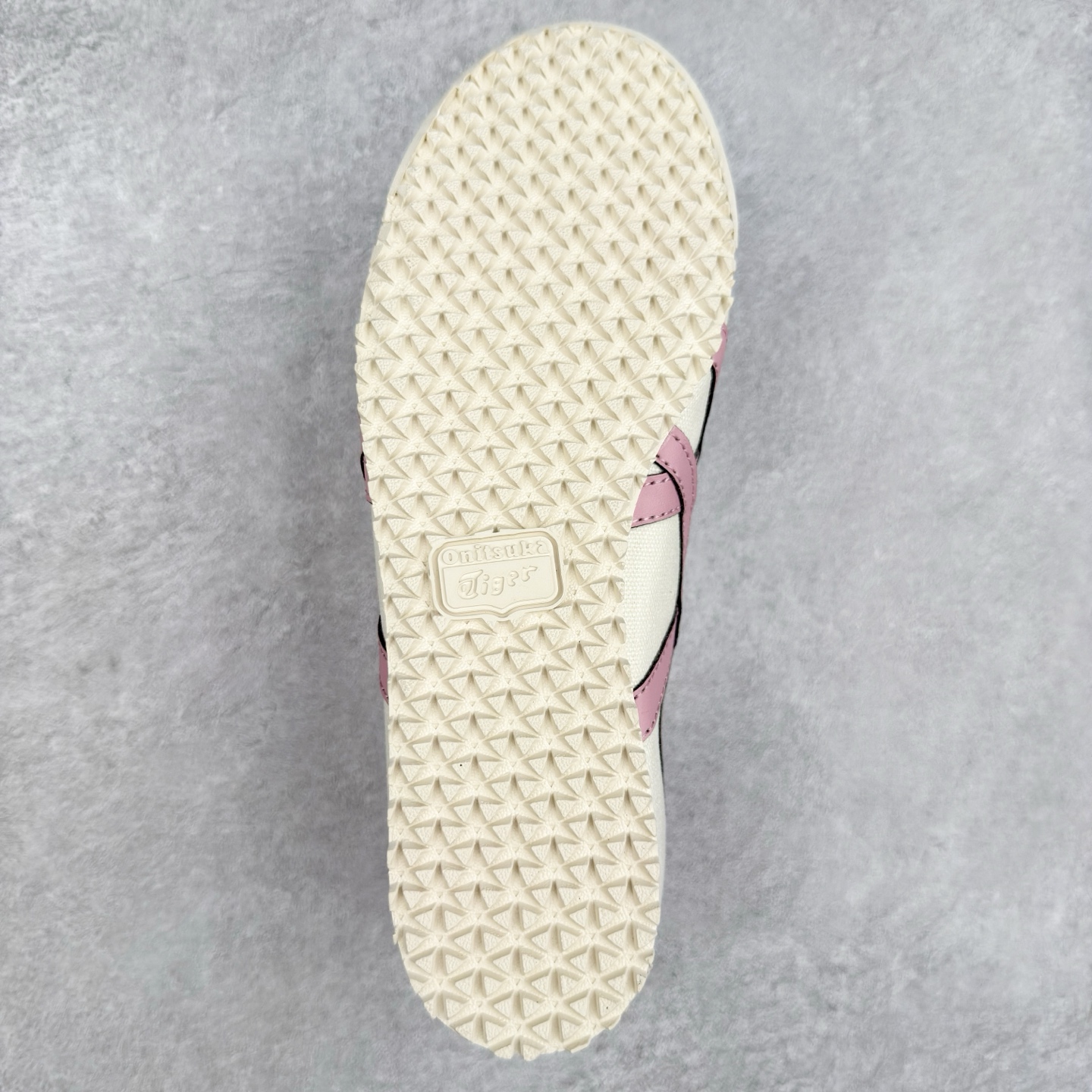 图片[9]-＃C版 Asics Onitsuka Tiger MEXICO 66 亚瑟士鬼冢虎复古经典板鞋 CNY 龙年限定 白红 市场王者选手 海外订单工厂出品 长期生产补货永不断码 超成熟稳定的做工品控 原装全套纸板楦头开发 原汁原味 完美呈现版型 私模正确鞋底咬花纹路 一比一鞋头弧度高度鞋身弧度 绝不口嗨 细节品控鞋型随意秒杀市面 原档咬花纹路私模大底 一个单元有六个三角形 总体形拼接呈现花瓣状 官方四联吊牌 原装Ortholite轻量化鞋垫 原盒原配 质保卡 说明书 钢印防尘纸 纸板中底带钢印 乳胶组合鞋垫 支持全方位的对比专柜 产品从款式颜色造型上体现出追求舒适和细节的完美 鞋类更是推崇手工制作的严谨与完美 融舒适性与可穿性的设计风格 注重细节的完美和别致魅力 既保持稳重 又不失轻松的时尚感 尺码：36 37 37.5 38 39 39.5 40 40.5 41.5 42 42.5 43.5 44 45-选品中心