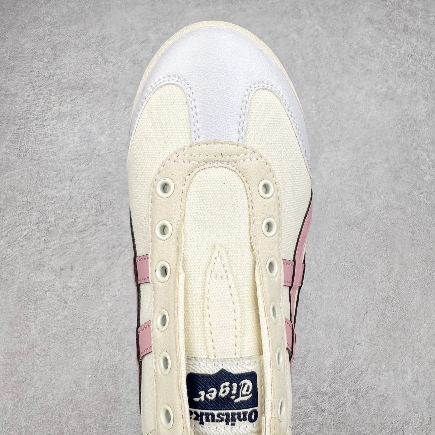 图片[4]-＃C版 Asics Onitsuka Tiger MEXICO 66 亚瑟士鬼冢虎复古经典板鞋 CNY 龙年限定 白红 市场王者选手 海外订单工厂出品 长期生产补货永不断码 超成熟稳定的做工品控 原装全套纸板楦头开发 原汁原味 完美呈现版型 私模正确鞋底咬花纹路 一比一鞋头弧度高度鞋身弧度 绝不口嗨 细节品控鞋型随意秒杀市面 原档咬花纹路私模大底 一个单元有六个三角形 总体形拼接呈现花瓣状 官方四联吊牌 原装Ortholite轻量化鞋垫 原盒原配 质保卡 说明书 钢印防尘纸 纸板中底带钢印 乳胶组合鞋垫 支持全方位的对比专柜 产品从款式颜色造型上体现出追求舒适和细节的完美 鞋类更是推崇手工制作的严谨与完美 融舒适性与可穿性的设计风格 注重细节的完美和别致魅力 既保持稳重 又不失轻松的时尚感 尺码：36 37 37.5 38 39 39.5 40 40.5 41.5 42 42.5 43.5 44 45-选品中心