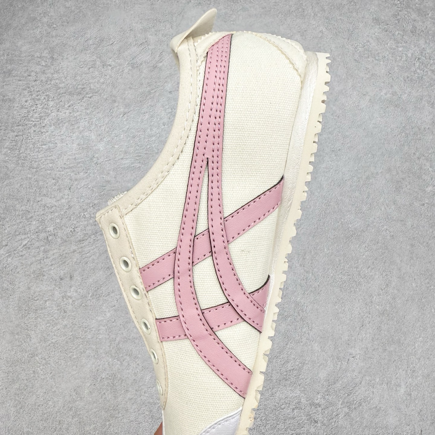 图片[7]-＃C版 Asics Onitsuka Tiger MEXICO 66 亚瑟士鬼冢虎复古经典板鞋 CNY 龙年限定 白红 市场王者选手 海外订单工厂出品 长期生产补货永不断码 超成熟稳定的做工品控 原装全套纸板楦头开发 原汁原味 完美呈现版型 私模正确鞋底咬花纹路 一比一鞋头弧度高度鞋身弧度 绝不口嗨 细节品控鞋型随意秒杀市面 原档咬花纹路私模大底 一个单元有六个三角形 总体形拼接呈现花瓣状 官方四联吊牌 原装Ortholite轻量化鞋垫 原盒原配 质保卡 说明书 钢印防尘纸 纸板中底带钢印 乳胶组合鞋垫 支持全方位的对比专柜 产品从款式颜色造型上体现出追求舒适和细节的完美 鞋类更是推崇手工制作的严谨与完美 融舒适性与可穿性的设计风格 注重细节的完美和别致魅力 既保持稳重 又不失轻松的时尚感 尺码：36 37 37.5 38 39 39.5 40 40.5 41.5 42 42.5 43.5 44 45-选品中心