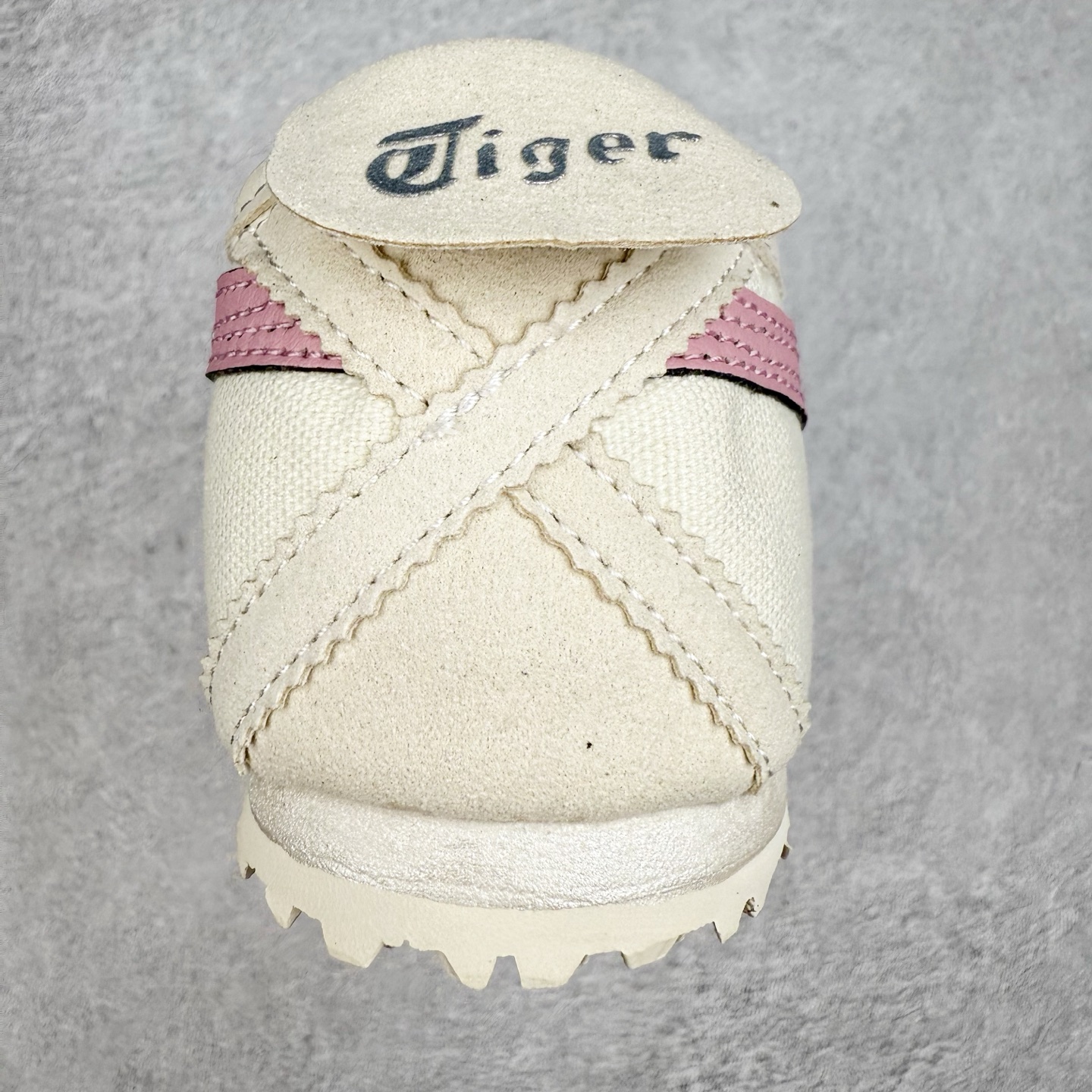 图片[8]-＃C版 Asics Onitsuka Tiger MEXICO 66 亚瑟士鬼冢虎复古经典板鞋 CNY 龙年限定 白红 市场王者选手 海外订单工厂出品 长期生产补货永不断码 超成熟稳定的做工品控 原装全套纸板楦头开发 原汁原味 完美呈现版型 私模正确鞋底咬花纹路 一比一鞋头弧度高度鞋身弧度 绝不口嗨 细节品控鞋型随意秒杀市面 原档咬花纹路私模大底 一个单元有六个三角形 总体形拼接呈现花瓣状 官方四联吊牌 原装Ortholite轻量化鞋垫 原盒原配 质保卡 说明书 钢印防尘纸 纸板中底带钢印 乳胶组合鞋垫 支持全方位的对比专柜 产品从款式颜色造型上体现出追求舒适和细节的完美 鞋类更是推崇手工制作的严谨与完美 融舒适性与可穿性的设计风格 注重细节的完美和别致魅力 既保持稳重 又不失轻松的时尚感 尺码：36 37 37.5 38 39 39.5 40 40.5 41.5 42 42.5 43.5 44 45-选品中心