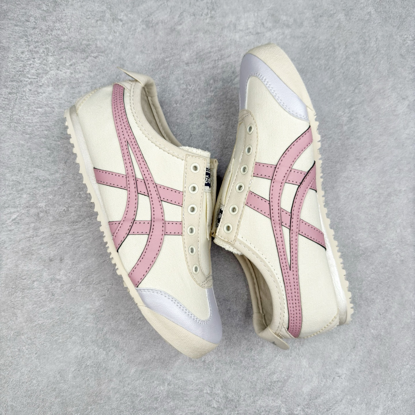 图片[3]-＃C版 Asics Onitsuka Tiger MEXICO 66 亚瑟士鬼冢虎复古经典板鞋 CNY 龙年限定 白红 市场王者选手 海外订单工厂出品 长期生产补货永不断码 超成熟稳定的做工品控 原装全套纸板楦头开发 原汁原味 完美呈现版型 私模正确鞋底咬花纹路 一比一鞋头弧度高度鞋身弧度 绝不口嗨 细节品控鞋型随意秒杀市面 原档咬花纹路私模大底 一个单元有六个三角形 总体形拼接呈现花瓣状 官方四联吊牌 原装Ortholite轻量化鞋垫 原盒原配 质保卡 说明书 钢印防尘纸 纸板中底带钢印 乳胶组合鞋垫 支持全方位的对比专柜 产品从款式颜色造型上体现出追求舒适和细节的完美 鞋类更是推崇手工制作的严谨与完美 融舒适性与可穿性的设计风格 注重细节的完美和别致魅力 既保持稳重 又不失轻松的时尚感 尺码：36 37 37.5 38 39 39.5 40 40.5 41.5 42 42.5 43.5 44 45-选品中心