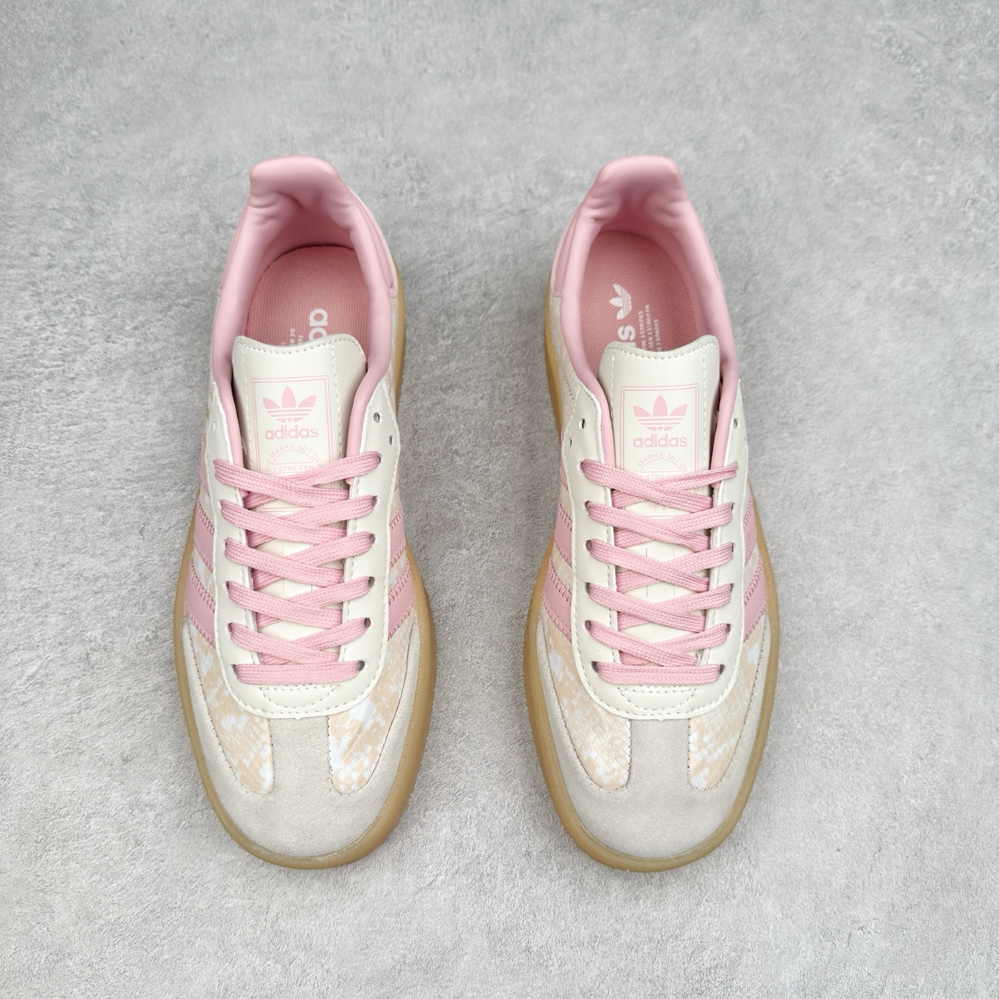 图片[2]-AD Samba XLG 桑巴舞加大厚底版系列德训风百搭松糕休闲运动板鞋生胶底 JQ0258 自Originals Samba成功借势Blokecore风潮一跃成为街头巷尾的焦点鞋款后,不论是围绕Samba本身打造的各式「变种版本」,还是以Samba为蓝本打造联名鞋款,都成为了时尚潮流人士日常穿搭首选。Samba XLG是adidas Originals不断扩展XLG系列的一部分,旨在与年轻文化相契合,迎合那些希望通过个性时尚表达自我而不愿牺牲舒适度的年轻群体。街头时尚领域的Gen Z特别偏爱宽松的穿着风格。Samba XLG针对这一点做了创新。它在延续Samba OG经典设计的基础上,迎合年轻群体的穿着习惯,重塑为宽大的鞋身比例轮廓以及加厚中底,让消费者轻松展示自己独特的风格。全新的Samba XLG系列不仅迎合了当下年轻群体的穿搭习惯,加宽了鞋身比例以及将中底进一步增厚,在视觉比例上更加饱满,同时还保留了经典Samba的细节,这样一来,鞋迷朋友在穿搭上不仅能更加个性化,而且还能延续一定的复古感受。尺码：36 36⅔ 37⅓ 38 38⅔ 39⅓ 40 40⅔ 41⅓ 42 42⅔ 43⅓ 44 45-选品中心