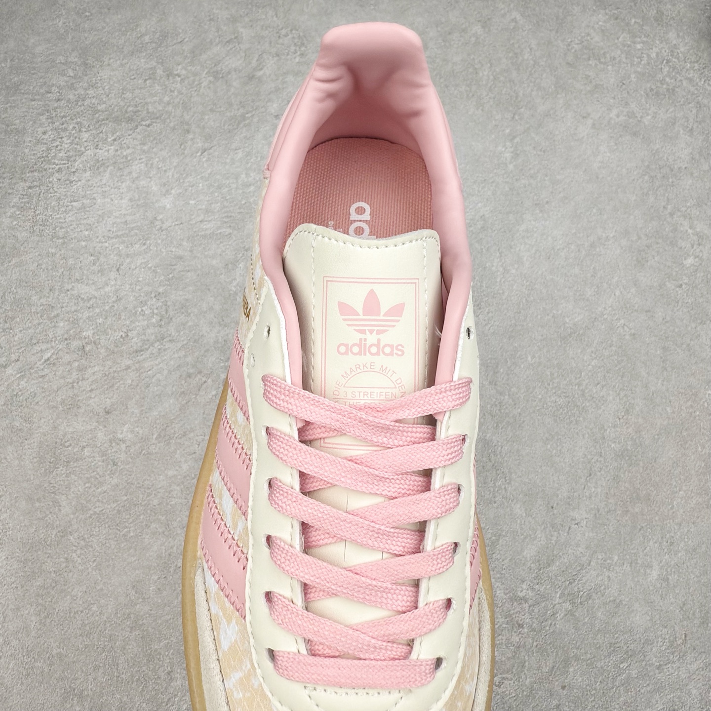 图片[5]-AD Samba XLG 桑巴舞加大厚底版系列德训风百搭松糕休闲运动板鞋生胶底 JQ0258 自Originals Samba成功借势Blokecore风潮一跃成为街头巷尾的焦点鞋款后,不论是围绕Samba本身打造的各式「变种版本」,还是以Samba为蓝本打造联名鞋款,都成为了时尚潮流人士日常穿搭首选。Samba XLG是adidas Originals不断扩展XLG系列的一部分,旨在与年轻文化相契合,迎合那些希望通过个性时尚表达自我而不愿牺牲舒适度的年轻群体。街头时尚领域的Gen Z特别偏爱宽松的穿着风格。Samba XLG针对这一点做了创新。它在延续Samba OG经典设计的基础上,迎合年轻群体的穿着习惯,重塑为宽大的鞋身比例轮廓以及加厚中底,让消费者轻松展示自己独特的风格。全新的Samba XLG系列不仅迎合了当下年轻群体的穿搭习惯,加宽了鞋身比例以及将中底进一步增厚,在视觉比例上更加饱满,同时还保留了经典Samba的细节,这样一来,鞋迷朋友在穿搭上不仅能更加个性化,而且还能延续一定的复古感受。尺码：36 36⅔ 37⅓ 38 38⅔ 39⅓ 40 40⅔ 41⅓ 42 42⅔ 43⅓ 44 45-选品中心