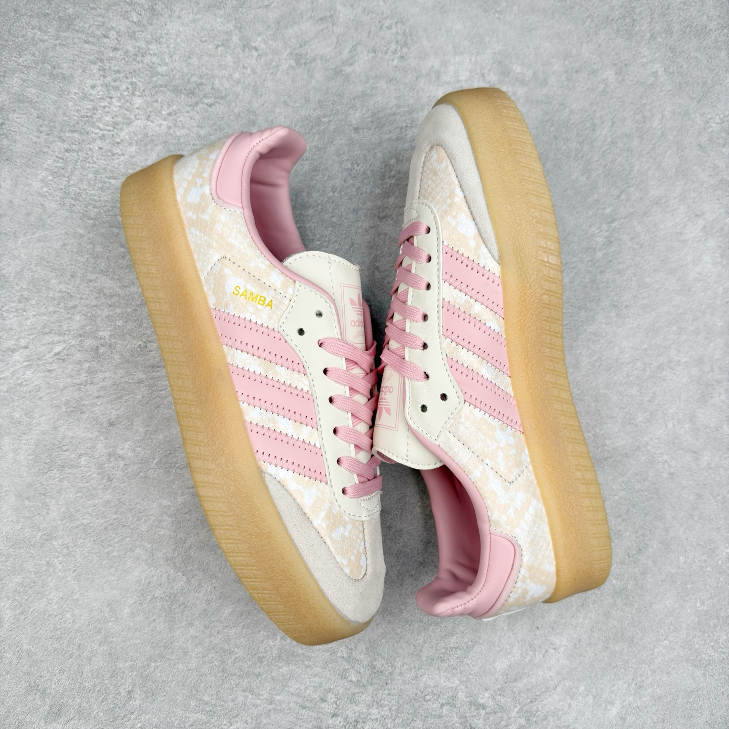 图片[3]-AD Samba XLG 桑巴舞加大厚底版系列德训风百搭松糕休闲运动板鞋生胶底 JQ0258 自Originals Samba成功借势Blokecore风潮一跃成为街头巷尾的焦点鞋款后,不论是围绕Samba本身打造的各式「变种版本」,还是以Samba为蓝本打造联名鞋款,都成为了时尚潮流人士日常穿搭首选。Samba XLG是adidas Originals不断扩展XLG系列的一部分,旨在与年轻文化相契合,迎合那些希望通过个性时尚表达自我而不愿牺牲舒适度的年轻群体。街头时尚领域的Gen Z特别偏爱宽松的穿着风格。Samba XLG针对这一点做了创新。它在延续Samba OG经典设计的基础上,迎合年轻群体的穿着习惯,重塑为宽大的鞋身比例轮廓以及加厚中底,让消费者轻松展示自己独特的风格。全新的Samba XLG系列不仅迎合了当下年轻群体的穿搭习惯,加宽了鞋身比例以及将中底进一步增厚,在视觉比例上更加饱满,同时还保留了经典Samba的细节,这样一来,鞋迷朋友在穿搭上不仅能更加个性化,而且还能延续一定的复古感受。尺码：36 36⅔ 37⅓ 38 38⅔ 39⅓ 40 40⅔ 41⅓ 42 42⅔ 43⅓ 44 45-选品中心