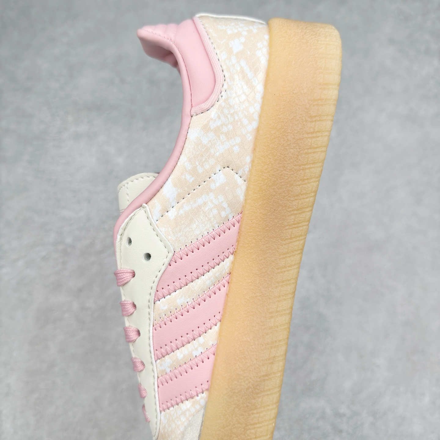 图片[7]-AD Samba XLG 桑巴舞加大厚底版系列德训风百搭松糕休闲运动板鞋生胶底 JQ0258 自Originals Samba成功借势Blokecore风潮一跃成为街头巷尾的焦点鞋款后,不论是围绕Samba本身打造的各式「变种版本」,还是以Samba为蓝本打造联名鞋款,都成为了时尚潮流人士日常穿搭首选。Samba XLG是adidas Originals不断扩展XLG系列的一部分,旨在与年轻文化相契合,迎合那些希望通过个性时尚表达自我而不愿牺牲舒适度的年轻群体。街头时尚领域的Gen Z特别偏爱宽松的穿着风格。Samba XLG针对这一点做了创新。它在延续Samba OG经典设计的基础上,迎合年轻群体的穿着习惯,重塑为宽大的鞋身比例轮廓以及加厚中底,让消费者轻松展示自己独特的风格。全新的Samba XLG系列不仅迎合了当下年轻群体的穿搭习惯,加宽了鞋身比例以及将中底进一步增厚,在视觉比例上更加饱满,同时还保留了经典Samba的细节,这样一来,鞋迷朋友在穿搭上不仅能更加个性化,而且还能延续一定的复古感受。尺码：36 36⅔ 37⅓ 38 38⅔ 39⅓ 40 40⅔ 41⅓ 42 42⅔ 43⅓ 44 45-选品中心