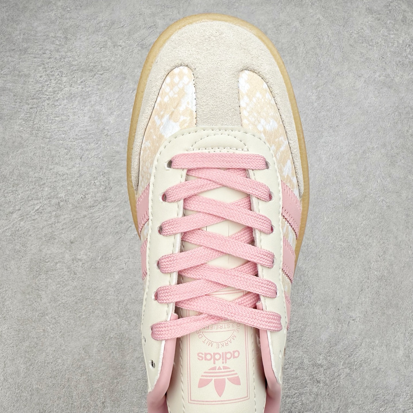 图片[4]-AD Samba XLG 桑巴舞加大厚底版系列德训风百搭松糕休闲运动板鞋生胶底 JQ0258 自Originals Samba成功借势Blokecore风潮一跃成为街头巷尾的焦点鞋款后,不论是围绕Samba本身打造的各式「变种版本」,还是以Samba为蓝本打造联名鞋款,都成为了时尚潮流人士日常穿搭首选。Samba XLG是adidas Originals不断扩展XLG系列的一部分,旨在与年轻文化相契合,迎合那些希望通过个性时尚表达自我而不愿牺牲舒适度的年轻群体。街头时尚领域的Gen Z特别偏爱宽松的穿着风格。Samba XLG针对这一点做了创新。它在延续Samba OG经典设计的基础上,迎合年轻群体的穿着习惯,重塑为宽大的鞋身比例轮廓以及加厚中底,让消费者轻松展示自己独特的风格。全新的Samba XLG系列不仅迎合了当下年轻群体的穿搭习惯,加宽了鞋身比例以及将中底进一步增厚,在视觉比例上更加饱满,同时还保留了经典Samba的细节,这样一来,鞋迷朋友在穿搭上不仅能更加个性化,而且还能延续一定的复古感受。尺码：36 36⅔ 37⅓ 38 38⅔ 39⅓ 40 40⅔ 41⅓ 42 42⅔ 43⅓ 44 45-选品中心