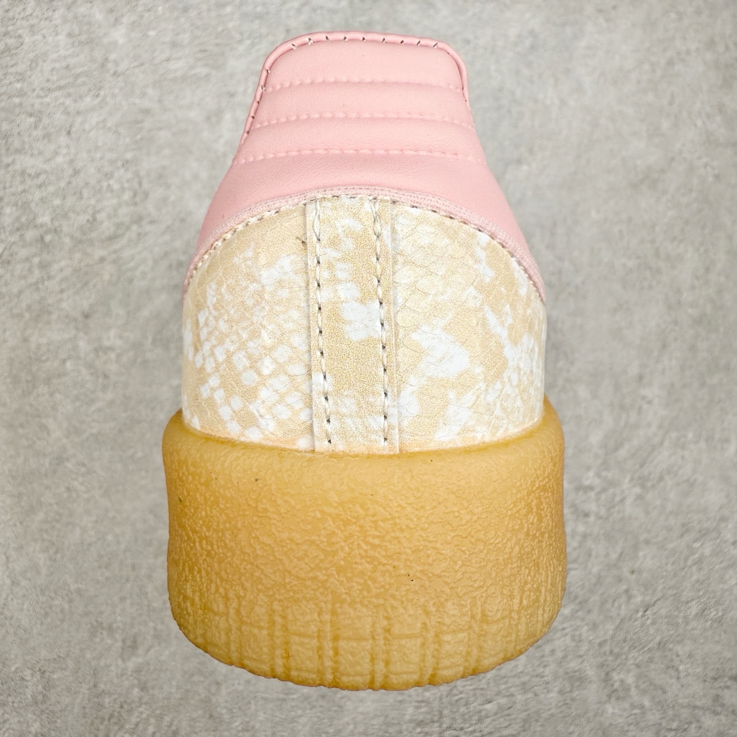 图片[8]-AD Samba XLG 桑巴舞加大厚底版系列德训风百搭松糕休闲运动板鞋生胶底 JQ0258 自Originals Samba成功借势Blokecore风潮一跃成为街头巷尾的焦点鞋款后,不论是围绕Samba本身打造的各式「变种版本」,还是以Samba为蓝本打造联名鞋款,都成为了时尚潮流人士日常穿搭首选。Samba XLG是adidas Originals不断扩展XLG系列的一部分,旨在与年轻文化相契合,迎合那些希望通过个性时尚表达自我而不愿牺牲舒适度的年轻群体。街头时尚领域的Gen Z特别偏爱宽松的穿着风格。Samba XLG针对这一点做了创新。它在延续Samba OG经典设计的基础上,迎合年轻群体的穿着习惯,重塑为宽大的鞋身比例轮廓以及加厚中底,让消费者轻松展示自己独特的风格。全新的Samba XLG系列不仅迎合了当下年轻群体的穿搭习惯,加宽了鞋身比例以及将中底进一步增厚,在视觉比例上更加饱满,同时还保留了经典Samba的细节,这样一来,鞋迷朋友在穿搭上不仅能更加个性化,而且还能延续一定的复古感受。尺码：36 36⅔ 37⅓ 38 38⅔ 39⅓ 40 40⅔ 41⅓ 42 42⅔ 43⅓ 44 45-选品中心