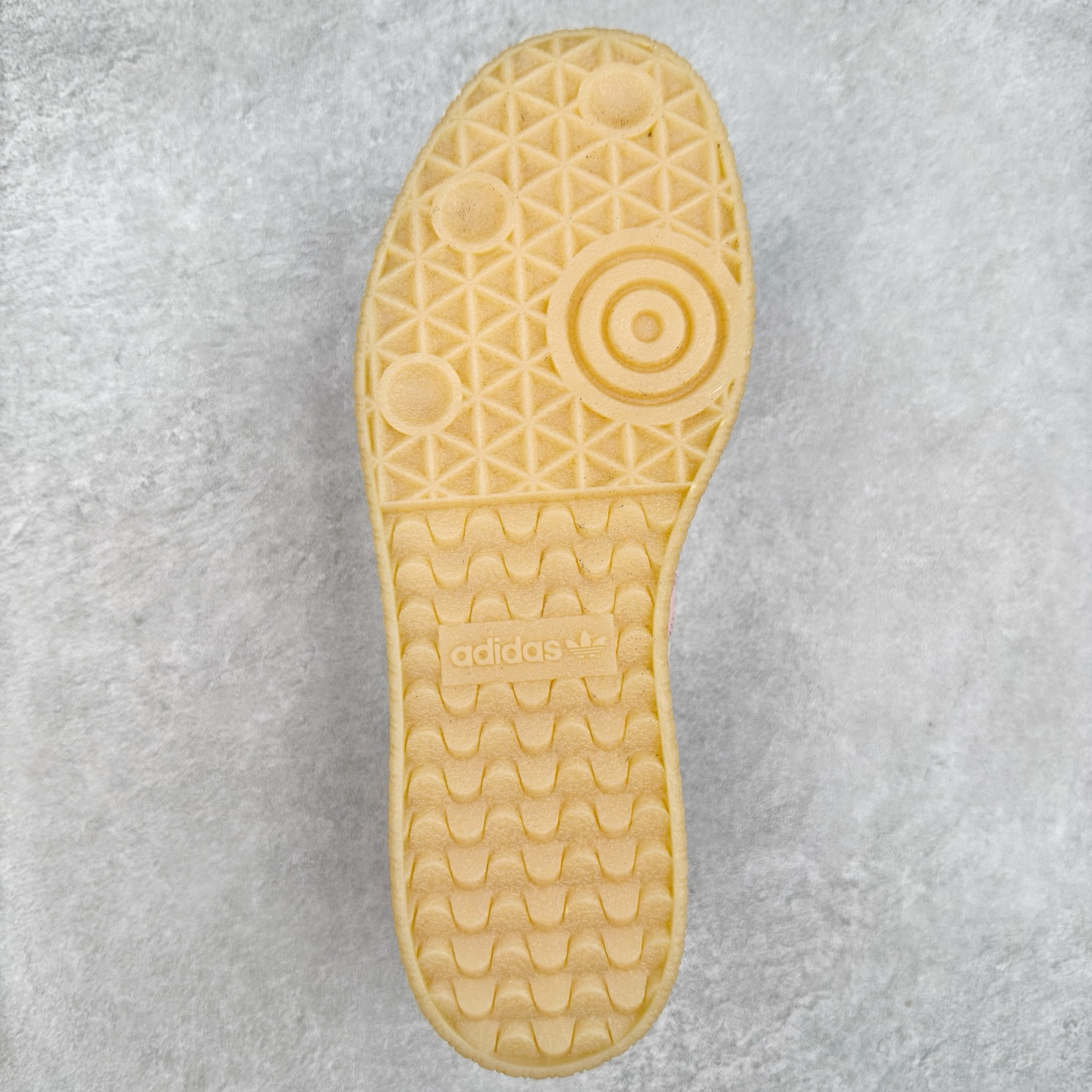 图片[9]-AD Samba XLG 桑巴舞加大厚底版系列德训风百搭松糕休闲运动板鞋生胶底 JQ0258 自Originals Samba成功借势Blokecore风潮一跃成为街头巷尾的焦点鞋款后,不论是围绕Samba本身打造的各式「变种版本」,还是以Samba为蓝本打造联名鞋款,都成为了时尚潮流人士日常穿搭首选。Samba XLG是adidas Originals不断扩展XLG系列的一部分,旨在与年轻文化相契合,迎合那些希望通过个性时尚表达自我而不愿牺牲舒适度的年轻群体。街头时尚领域的Gen Z特别偏爱宽松的穿着风格。Samba XLG针对这一点做了创新。它在延续Samba OG经典设计的基础上,迎合年轻群体的穿着习惯,重塑为宽大的鞋身比例轮廓以及加厚中底,让消费者轻松展示自己独特的风格。全新的Samba XLG系列不仅迎合了当下年轻群体的穿搭习惯,加宽了鞋身比例以及将中底进一步增厚,在视觉比例上更加饱满,同时还保留了经典Samba的细节,这样一来,鞋迷朋友在穿搭上不仅能更加个性化,而且还能延续一定的复古感受。尺码：36 36⅔ 37⅓ 38 38⅔ 39⅓ 40 40⅔ 41⅓ 42 42⅔ 43⅓ 44 45-选品中心