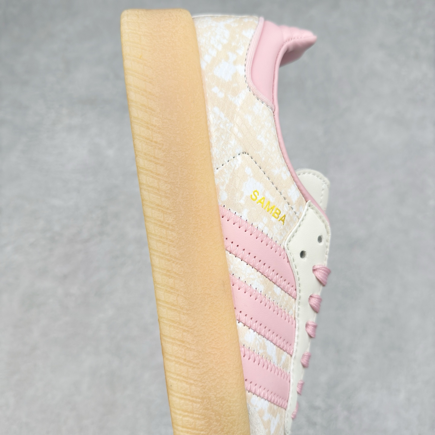 图片[6]-AD Samba XLG 桑巴舞加大厚底版系列德训风百搭松糕休闲运动板鞋生胶底 JQ0258 自Originals Samba成功借势Blokecore风潮一跃成为街头巷尾的焦点鞋款后,不论是围绕Samba本身打造的各式「变种版本」,还是以Samba为蓝本打造联名鞋款,都成为了时尚潮流人士日常穿搭首选。Samba XLG是adidas Originals不断扩展XLG系列的一部分,旨在与年轻文化相契合,迎合那些希望通过个性时尚表达自我而不愿牺牲舒适度的年轻群体。街头时尚领域的Gen Z特别偏爱宽松的穿着风格。Samba XLG针对这一点做了创新。它在延续Samba OG经典设计的基础上,迎合年轻群体的穿着习惯,重塑为宽大的鞋身比例轮廓以及加厚中底,让消费者轻松展示自己独特的风格。全新的Samba XLG系列不仅迎合了当下年轻群体的穿搭习惯,加宽了鞋身比例以及将中底进一步增厚,在视觉比例上更加饱满,同时还保留了经典Samba的细节,这样一来,鞋迷朋友在穿搭上不仅能更加个性化,而且还能延续一定的复古感受。尺码：36 36⅔ 37⅓ 38 38⅔ 39⅓ 40 40⅔ 41⅓ 42 42⅔ 43⅓ 44 45-选品中心