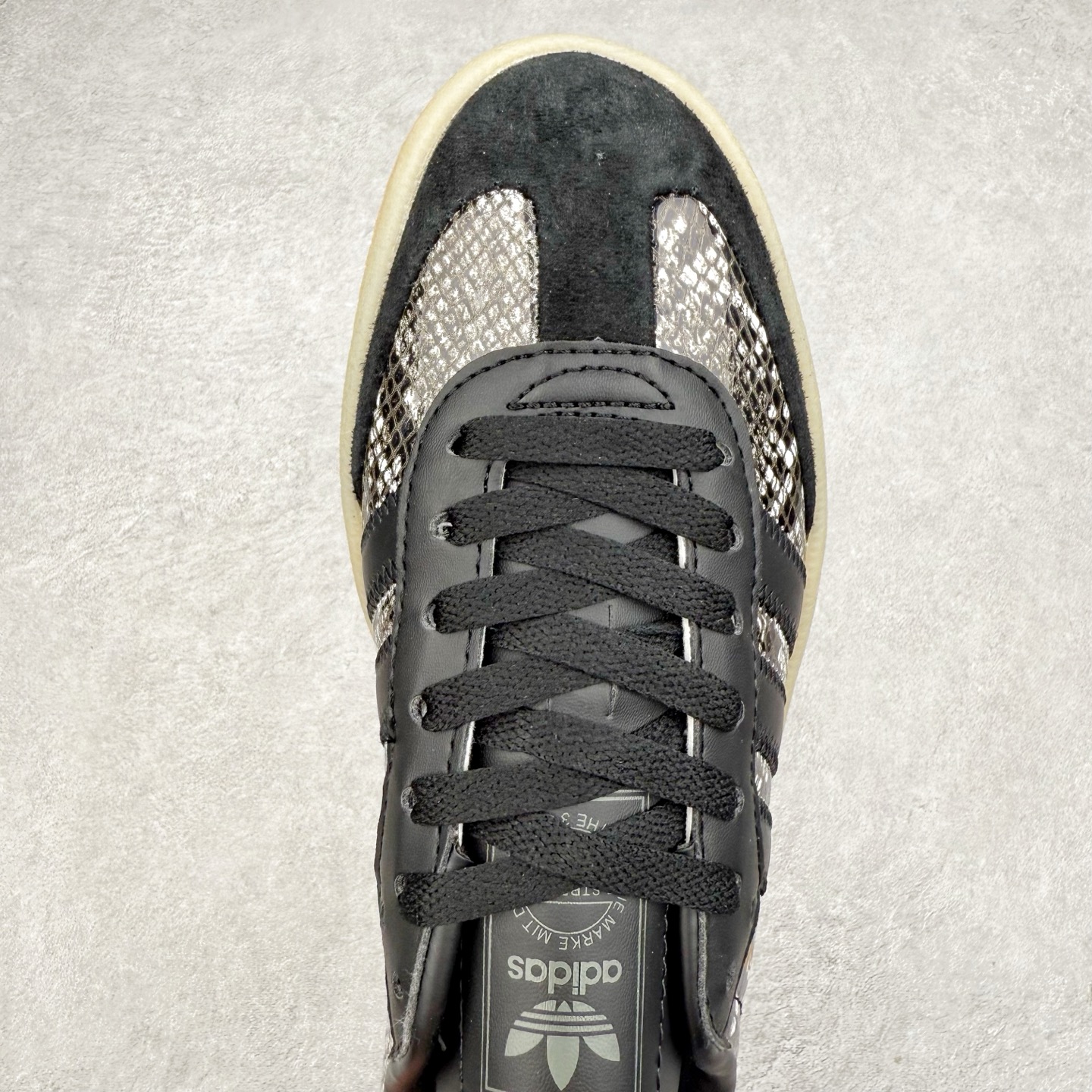 图片[4]-AD Samba XLG 桑巴舞加大厚底版系列德训风百搭松糕休闲运动板鞋生胶底 JQ0257 自Originals Samba成功借势Blokecore风潮一跃成为街头巷尾的焦点鞋款后,不论是围绕Samba本身打造的各式「变种版本」,还是以Samba为蓝本打造联名鞋款,都成为了时尚潮流人士日常穿搭首选。Samba XLG是adidas Originals不断扩展XLG系列的一部分,旨在与年轻文化相契合,迎合那些希望通过个性时尚表达自我而不愿牺牲舒适度的年轻群体。街头时尚领域的Gen Z特别偏爱宽松的穿着风格。Samba XLG针对这一点做了创新。它在延续Samba OG经典设计的基础上,迎合年轻群体的穿着习惯,重塑为宽大的鞋身比例轮廓以及加厚中底,让消费者轻松展示自己独特的风格。全新的Samba XLG系列不仅迎合了当下年轻群体的穿搭习惯,加宽了鞋身比例以及将中底进一步增厚,在视觉比例上更加饱满,同时还保留了经典Samba的细节,这样一来,鞋迷朋友在穿搭上不仅能更加个性化,而且还能延续一定的复古感受。尺码：36 36⅔ 37⅓ 38 38⅔ 39⅓ 40 40⅔ 41⅓ 42 42⅔ 43⅓ 44 45-选品中心