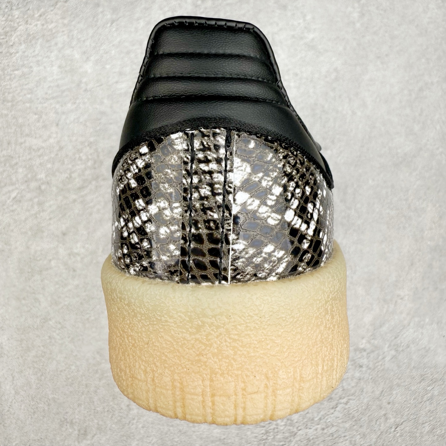 图片[8]-AD Samba XLG 桑巴舞加大厚底版系列德训风百搭松糕休闲运动板鞋生胶底 JQ0257 自Originals Samba成功借势Blokecore风潮一跃成为街头巷尾的焦点鞋款后,不论是围绕Samba本身打造的各式「变种版本」,还是以Samba为蓝本打造联名鞋款,都成为了时尚潮流人士日常穿搭首选。Samba XLG是adidas Originals不断扩展XLG系列的一部分,旨在与年轻文化相契合,迎合那些希望通过个性时尚表达自我而不愿牺牲舒适度的年轻群体。街头时尚领域的Gen Z特别偏爱宽松的穿着风格。Samba XLG针对这一点做了创新。它在延续Samba OG经典设计的基础上,迎合年轻群体的穿着习惯,重塑为宽大的鞋身比例轮廓以及加厚中底,让消费者轻松展示自己独特的风格。全新的Samba XLG系列不仅迎合了当下年轻群体的穿搭习惯,加宽了鞋身比例以及将中底进一步增厚,在视觉比例上更加饱满,同时还保留了经典Samba的细节,这样一来,鞋迷朋友在穿搭上不仅能更加个性化,而且还能延续一定的复古感受。尺码：36 36⅔ 37⅓ 38 38⅔ 39⅓ 40 40⅔ 41⅓ 42 42⅔ 43⅓ 44 45-选品中心