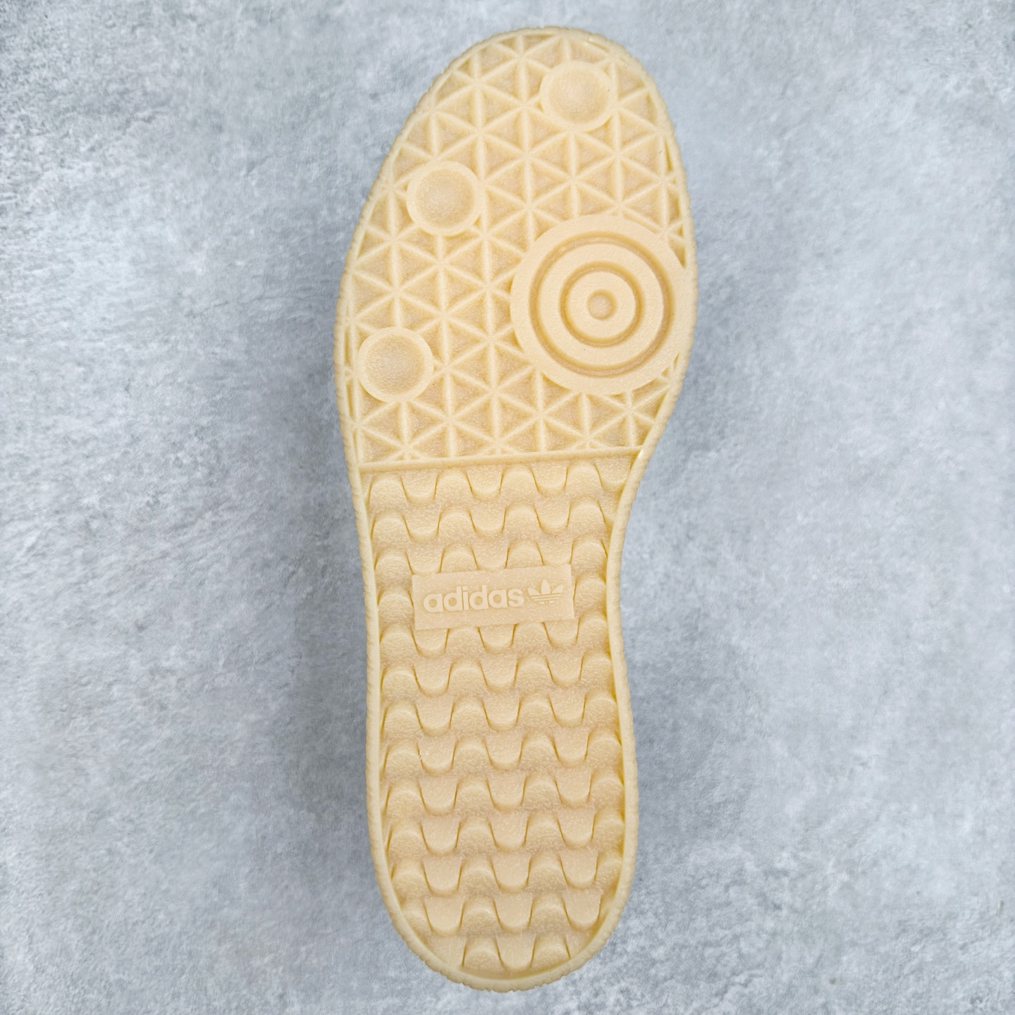 图片[9]-AD Samba XLG 桑巴舞加大厚底版系列德训风百搭松糕休闲运动板鞋生胶底 JQ0257 自Originals Samba成功借势Blokecore风潮一跃成为街头巷尾的焦点鞋款后,不论是围绕Samba本身打造的各式「变种版本」,还是以Samba为蓝本打造联名鞋款,都成为了时尚潮流人士日常穿搭首选。Samba XLG是adidas Originals不断扩展XLG系列的一部分,旨在与年轻文化相契合,迎合那些希望通过个性时尚表达自我而不愿牺牲舒适度的年轻群体。街头时尚领域的Gen Z特别偏爱宽松的穿着风格。Samba XLG针对这一点做了创新。它在延续Samba OG经典设计的基础上,迎合年轻群体的穿着习惯,重塑为宽大的鞋身比例轮廓以及加厚中底,让消费者轻松展示自己独特的风格。全新的Samba XLG系列不仅迎合了当下年轻群体的穿搭习惯,加宽了鞋身比例以及将中底进一步增厚,在视觉比例上更加饱满,同时还保留了经典Samba的细节,这样一来,鞋迷朋友在穿搭上不仅能更加个性化,而且还能延续一定的复古感受。尺码：36 36⅔ 37⅓ 38 38⅔ 39⅓ 40 40⅔ 41⅓ 42 42⅔ 43⅓ 44 45-选品中心