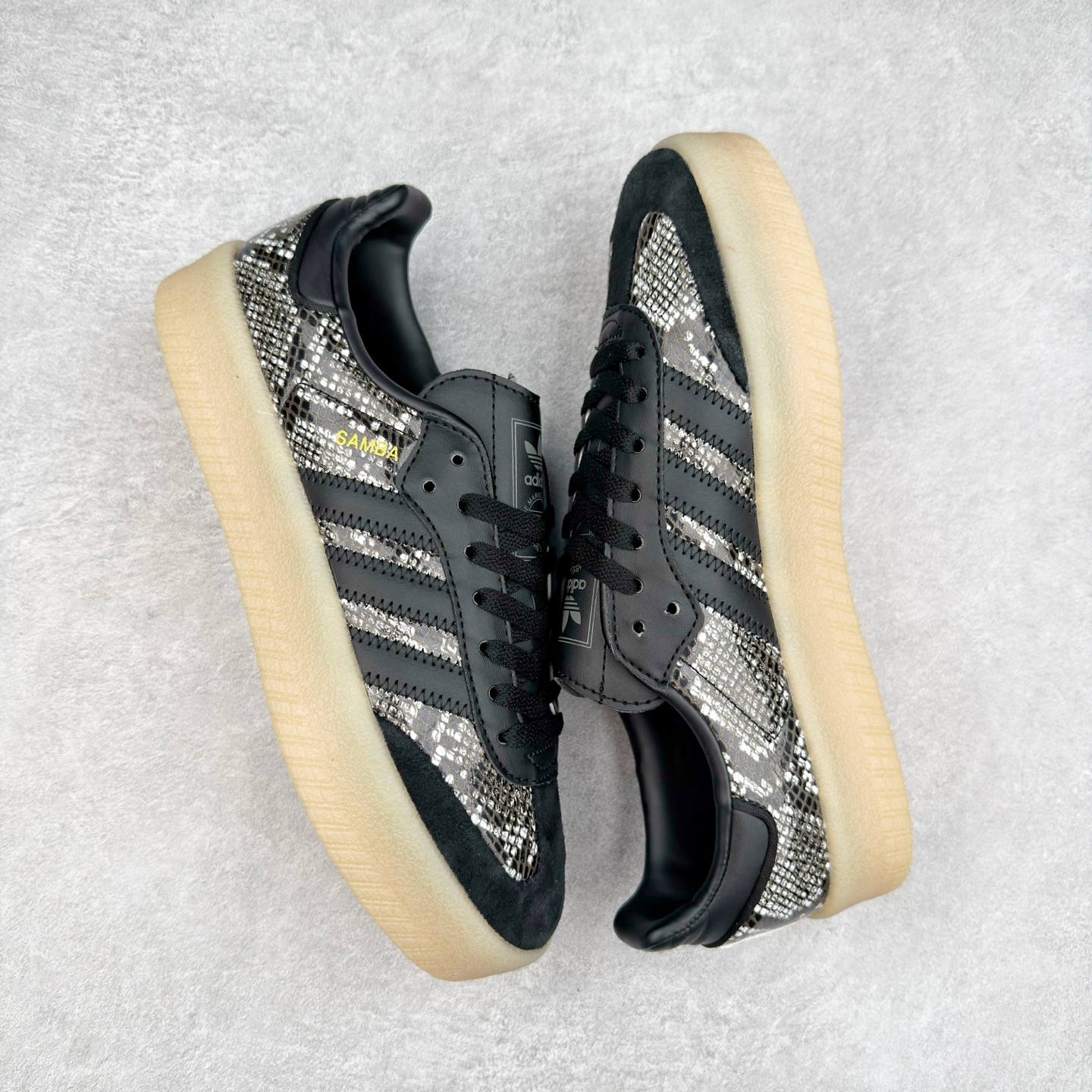 图片[3]-AD Samba XLG 桑巴舞加大厚底版系列德训风百搭松糕休闲运动板鞋生胶底 JQ0257 自Originals Samba成功借势Blokecore风潮一跃成为街头巷尾的焦点鞋款后,不论是围绕Samba本身打造的各式「变种版本」,还是以Samba为蓝本打造联名鞋款,都成为了时尚潮流人士日常穿搭首选。Samba XLG是adidas Originals不断扩展XLG系列的一部分,旨在与年轻文化相契合,迎合那些希望通过个性时尚表达自我而不愿牺牲舒适度的年轻群体。街头时尚领域的Gen Z特别偏爱宽松的穿着风格。Samba XLG针对这一点做了创新。它在延续Samba OG经典设计的基础上,迎合年轻群体的穿着习惯,重塑为宽大的鞋身比例轮廓以及加厚中底,让消费者轻松展示自己独特的风格。全新的Samba XLG系列不仅迎合了当下年轻群体的穿搭习惯,加宽了鞋身比例以及将中底进一步增厚,在视觉比例上更加饱满,同时还保留了经典Samba的细节,这样一来,鞋迷朋友在穿搭上不仅能更加个性化,而且还能延续一定的复古感受。尺码：36 36⅔ 37⅓ 38 38⅔ 39⅓ 40 40⅔ 41⅓ 42 42⅔ 43⅓ 44 45-选品中心