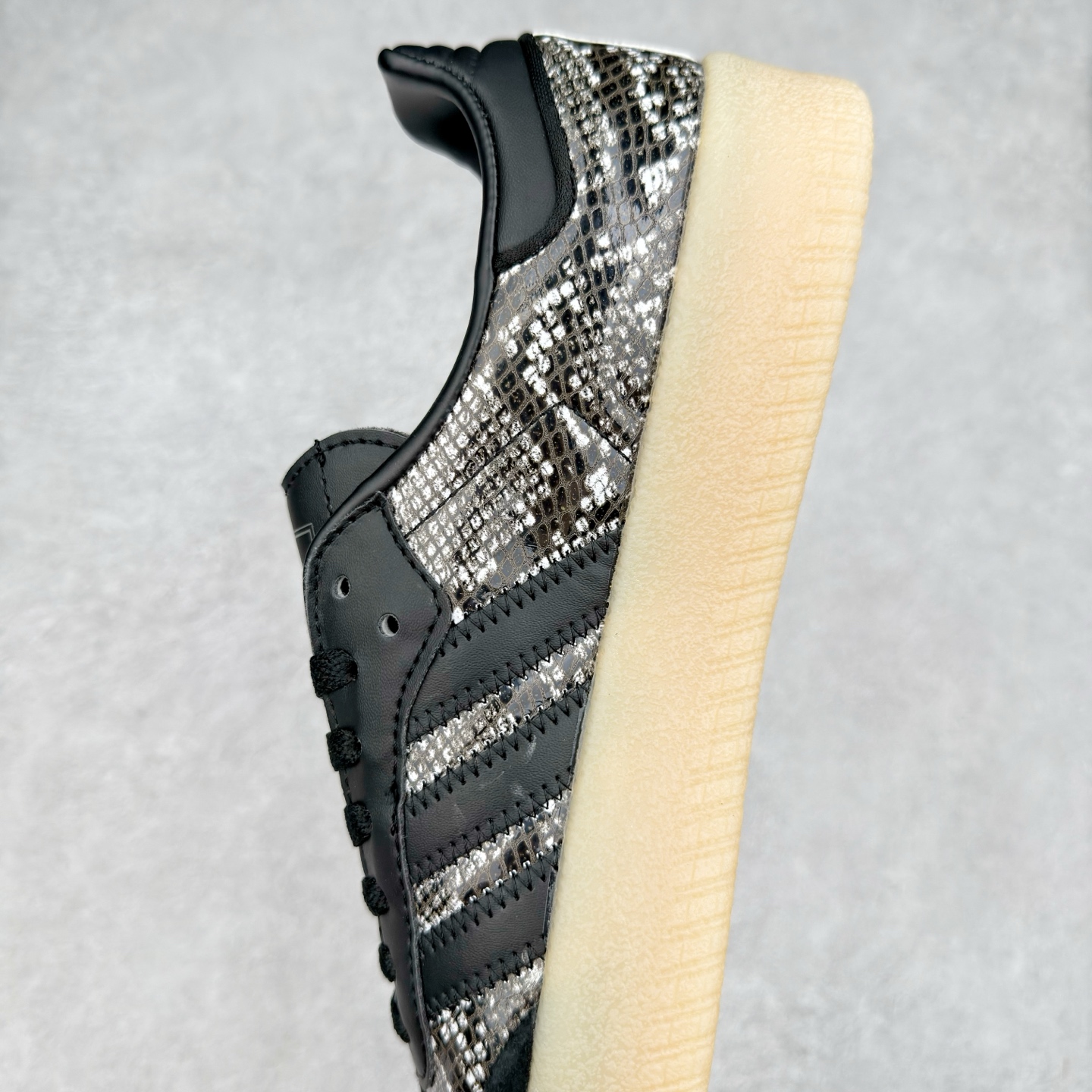 图片[7]-AD Samba XLG 桑巴舞加大厚底版系列德训风百搭松糕休闲运动板鞋生胶底 JQ0257 自Originals Samba成功借势Blokecore风潮一跃成为街头巷尾的焦点鞋款后,不论是围绕Samba本身打造的各式「变种版本」,还是以Samba为蓝本打造联名鞋款,都成为了时尚潮流人士日常穿搭首选。Samba XLG是adidas Originals不断扩展XLG系列的一部分,旨在与年轻文化相契合,迎合那些希望通过个性时尚表达自我而不愿牺牲舒适度的年轻群体。街头时尚领域的Gen Z特别偏爱宽松的穿着风格。Samba XLG针对这一点做了创新。它在延续Samba OG经典设计的基础上,迎合年轻群体的穿着习惯,重塑为宽大的鞋身比例轮廓以及加厚中底,让消费者轻松展示自己独特的风格。全新的Samba XLG系列不仅迎合了当下年轻群体的穿搭习惯,加宽了鞋身比例以及将中底进一步增厚,在视觉比例上更加饱满,同时还保留了经典Samba的细节,这样一来,鞋迷朋友在穿搭上不仅能更加个性化,而且还能延续一定的复古感受。尺码：36 36⅔ 37⅓ 38 38⅔ 39⅓ 40 40⅔ 41⅓ 42 42⅔ 43⅓ 44 45-选品中心