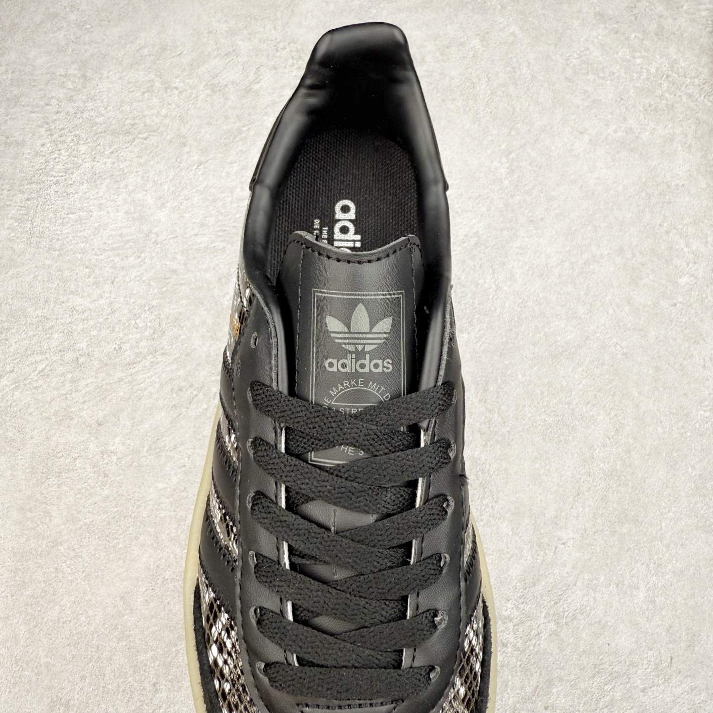 图片[5]-AD Samba XLG 桑巴舞加大厚底版系列德训风百搭松糕休闲运动板鞋生胶底 JQ0257 自Originals Samba成功借势Blokecore风潮一跃成为街头巷尾的焦点鞋款后,不论是围绕Samba本身打造的各式「变种版本」,还是以Samba为蓝本打造联名鞋款,都成为了时尚潮流人士日常穿搭首选。Samba XLG是adidas Originals不断扩展XLG系列的一部分,旨在与年轻文化相契合,迎合那些希望通过个性时尚表达自我而不愿牺牲舒适度的年轻群体。街头时尚领域的Gen Z特别偏爱宽松的穿着风格。Samba XLG针对这一点做了创新。它在延续Samba OG经典设计的基础上,迎合年轻群体的穿着习惯,重塑为宽大的鞋身比例轮廓以及加厚中底,让消费者轻松展示自己独特的风格。全新的Samba XLG系列不仅迎合了当下年轻群体的穿搭习惯,加宽了鞋身比例以及将中底进一步增厚,在视觉比例上更加饱满,同时还保留了经典Samba的细节,这样一来,鞋迷朋友在穿搭上不仅能更加个性化,而且还能延续一定的复古感受。尺码：36 36⅔ 37⅓ 38 38⅔ 39⅓ 40 40⅔ 41⅓ 42 42⅔ 43⅓ 44 45-选品中心