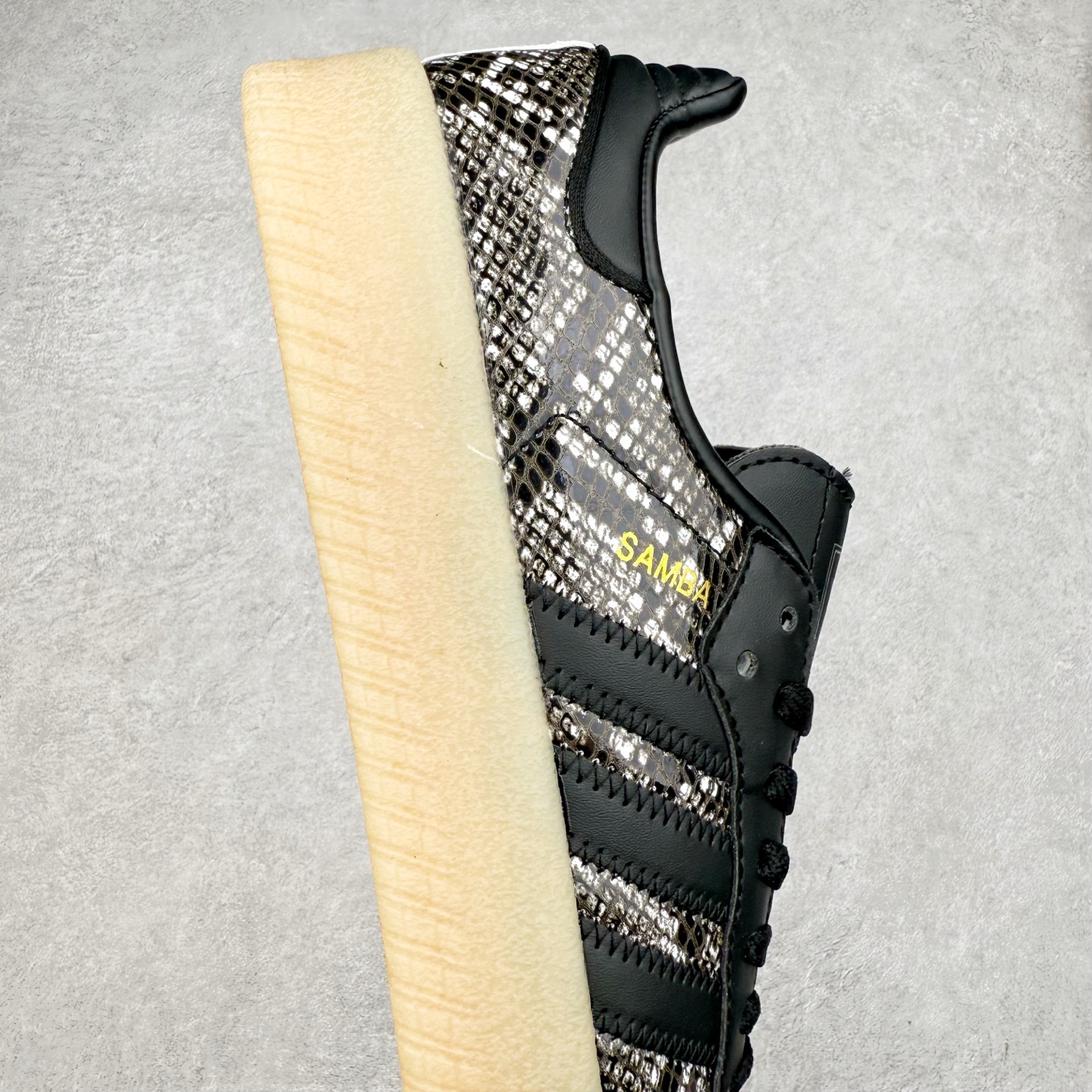 图片[6]-AD Samba XLG 桑巴舞加大厚底版系列德训风百搭松糕休闲运动板鞋生胶底 JQ0257 自Originals Samba成功借势Blokecore风潮一跃成为街头巷尾的焦点鞋款后,不论是围绕Samba本身打造的各式「变种版本」,还是以Samba为蓝本打造联名鞋款,都成为了时尚潮流人士日常穿搭首选。Samba XLG是adidas Originals不断扩展XLG系列的一部分,旨在与年轻文化相契合,迎合那些希望通过个性时尚表达自我而不愿牺牲舒适度的年轻群体。街头时尚领域的Gen Z特别偏爱宽松的穿着风格。Samba XLG针对这一点做了创新。它在延续Samba OG经典设计的基础上,迎合年轻群体的穿着习惯,重塑为宽大的鞋身比例轮廓以及加厚中底,让消费者轻松展示自己独特的风格。全新的Samba XLG系列不仅迎合了当下年轻群体的穿搭习惯,加宽了鞋身比例以及将中底进一步增厚,在视觉比例上更加饱满,同时还保留了经典Samba的细节,这样一来,鞋迷朋友在穿搭上不仅能更加个性化,而且还能延续一定的复古感受。尺码：36 36⅔ 37⅓ 38 38⅔ 39⅓ 40 40⅔ 41⅓ 42 42⅔ 43⅓ 44 45-选品中心