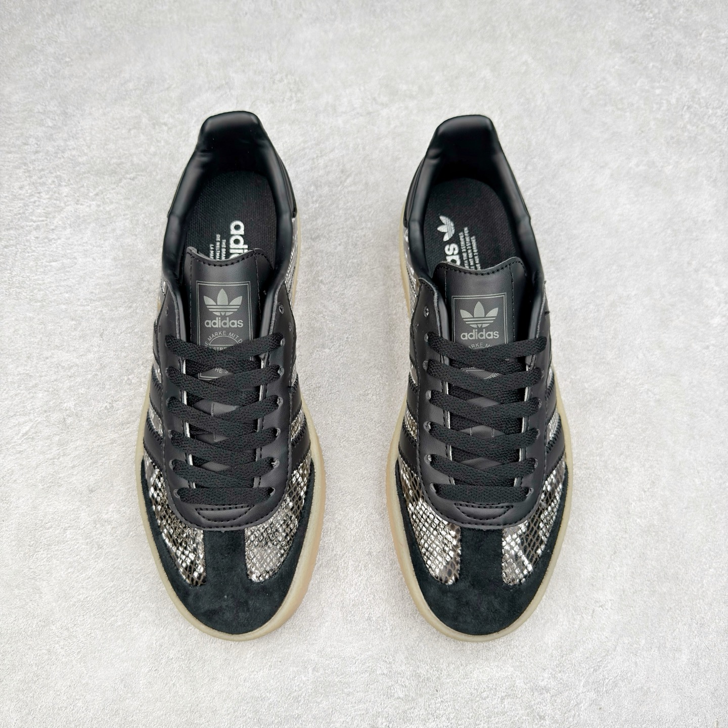 图片[2]-AD Samba XLG 桑巴舞加大厚底版系列德训风百搭松糕休闲运动板鞋生胶底 JQ0257 自Originals Samba成功借势Blokecore风潮一跃成为街头巷尾的焦点鞋款后,不论是围绕Samba本身打造的各式「变种版本」,还是以Samba为蓝本打造联名鞋款,都成为了时尚潮流人士日常穿搭首选。Samba XLG是adidas Originals不断扩展XLG系列的一部分,旨在与年轻文化相契合,迎合那些希望通过个性时尚表达自我而不愿牺牲舒适度的年轻群体。街头时尚领域的Gen Z特别偏爱宽松的穿着风格。Samba XLG针对这一点做了创新。它在延续Samba OG经典设计的基础上,迎合年轻群体的穿着习惯,重塑为宽大的鞋身比例轮廓以及加厚中底,让消费者轻松展示自己独特的风格。全新的Samba XLG系列不仅迎合了当下年轻群体的穿搭习惯,加宽了鞋身比例以及将中底进一步增厚,在视觉比例上更加饱满,同时还保留了经典Samba的细节,这样一来,鞋迷朋友在穿搭上不仅能更加个性化,而且还能延续一定的复古感受。尺码：36 36⅔ 37⅓ 38 38⅔ 39⅓ 40 40⅔ 41⅓ 42 42⅔ 43⅓ 44 45-选品中心