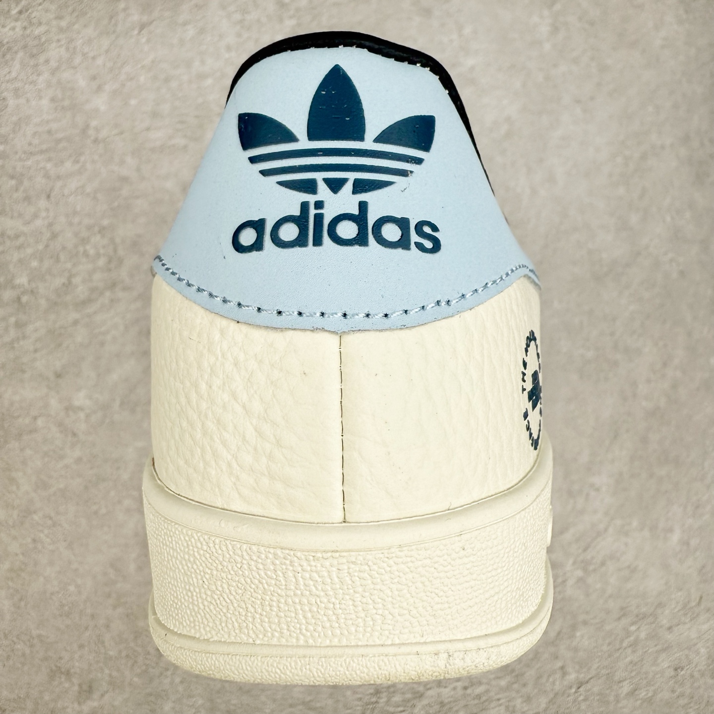 图片[8]-＃纯原福利 AD Original Gazelle Indoor Trainers 瞪羚室内鞋系列低帮复古百搭休闲运动德训风板鞋 JI2717 长期补货超性价比特供批次 原厂定制长毛翻毛皮组合环保纤维革鞋面材质 内置环保海玻璃鞋垫 外置RB橡胶大底 产品品控稳定性领先行业 原厂全套原楦原纸板冲刀磨具开发 原厂皮料加持 原厂港宝加持定型后跟R度完美 将复古进行到底 简约流畅 三十年不变经典 这款Gazelle运动鞋 无论面料、配色、质感或设计 都只在重现其1991年原款的经典 皮革鞋面 撞色三条纹和鞋跟标的设计 力求呈现90年代的经典复古风潮 Samba火热的同时 也带动了其它的复古鞋型 Gazelle便是其中一只 Gazelle Indoor拥有包边更宽的T字型鞋头 更好的保护运动员的前掌 浓浓的复古氛围感 非常适合现在流行的Cleanfit风格 尺码：35 36 36⅔ 37⅓ 38 38⅔ 39⅓ 40 40⅔ 41⅓ 42 42⅔ 43⅓ 44 44⅔ 45-选品中心