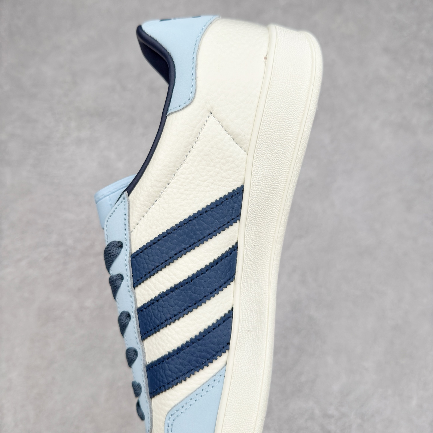 图片[7]-＃纯原福利 AD Original Gazelle Indoor Trainers 瞪羚室内鞋系列低帮复古百搭休闲运动德训风板鞋 JI2717 长期补货超性价比特供批次 原厂定制长毛翻毛皮组合环保纤维革鞋面材质 内置环保海玻璃鞋垫 外置RB橡胶大底 产品品控稳定性领先行业 原厂全套原楦原纸板冲刀磨具开发 原厂皮料加持 原厂港宝加持定型后跟R度完美 将复古进行到底 简约流畅 三十年不变经典 这款Gazelle运动鞋 无论面料、配色、质感或设计 都只在重现其1991年原款的经典 皮革鞋面 撞色三条纹和鞋跟标的设计 力求呈现90年代的经典复古风潮 Samba火热的同时 也带动了其它的复古鞋型 Gazelle便是其中一只 Gazelle Indoor拥有包边更宽的T字型鞋头 更好的保护运动员的前掌 浓浓的复古氛围感 非常适合现在流行的Cleanfit风格 尺码：35 36 36⅔ 37⅓ 38 38⅔ 39⅓ 40 40⅔ 41⅓ 42 42⅔ 43⅓ 44 44⅔ 45-选品中心