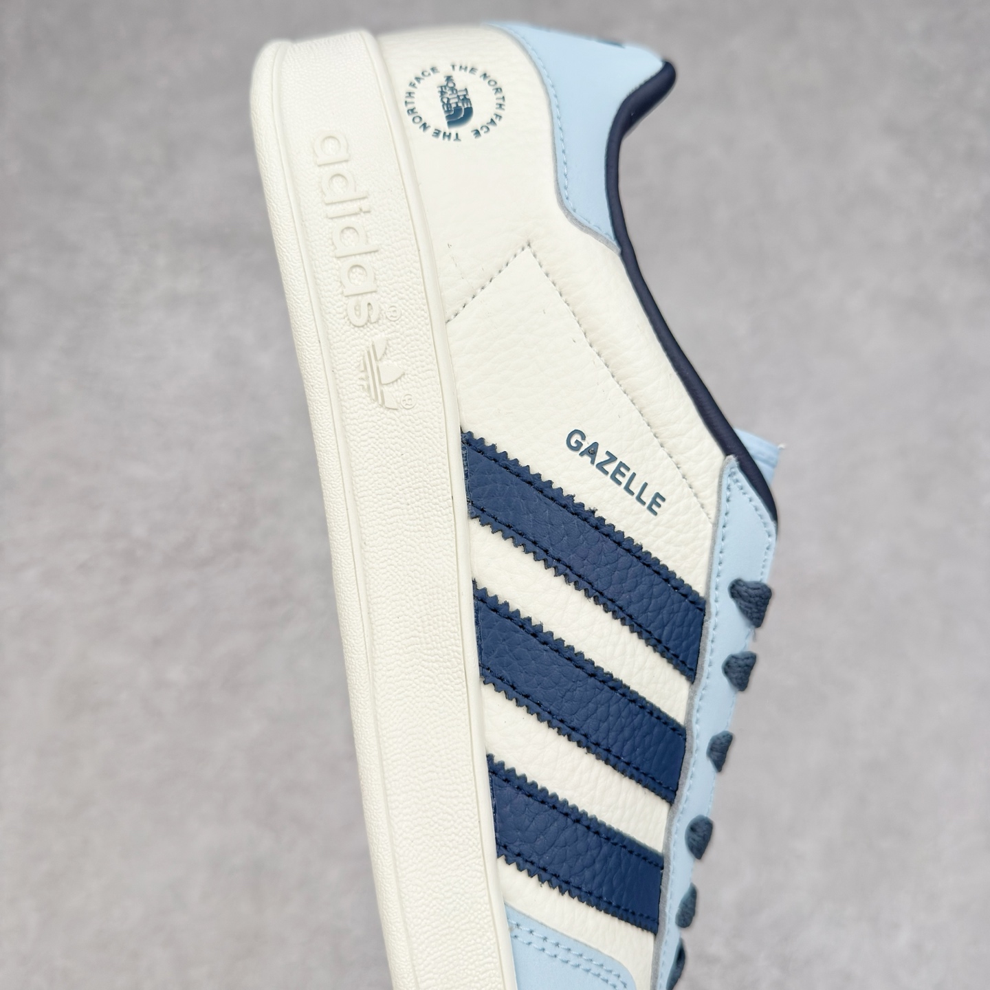 图片[6]-＃纯原福利 AD Original Gazelle Indoor Trainers 瞪羚室内鞋系列低帮复古百搭休闲运动德训风板鞋 JI2717 长期补货超性价比特供批次 原厂定制长毛翻毛皮组合环保纤维革鞋面材质 内置环保海玻璃鞋垫 外置RB橡胶大底 产品品控稳定性领先行业 原厂全套原楦原纸板冲刀磨具开发 原厂皮料加持 原厂港宝加持定型后跟R度完美 将复古进行到底 简约流畅 三十年不变经典 这款Gazelle运动鞋 无论面料、配色、质感或设计 都只在重现其1991年原款的经典 皮革鞋面 撞色三条纹和鞋跟标的设计 力求呈现90年代的经典复古风潮 Samba火热的同时 也带动了其它的复古鞋型 Gazelle便是其中一只 Gazelle Indoor拥有包边更宽的T字型鞋头 更好的保护运动员的前掌 浓浓的复古氛围感 非常适合现在流行的Cleanfit风格 尺码：35 36 36⅔ 37⅓ 38 38⅔ 39⅓ 40 40⅔ 41⅓ 42 42⅔ 43⅓ 44 44⅔ 45-选品中心