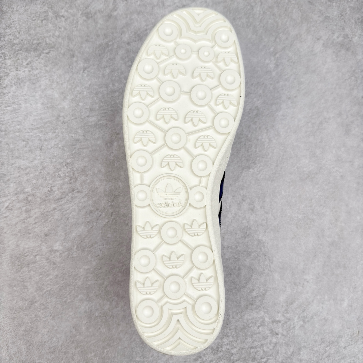 图片[9]-＃纯原福利 AD Original Gazelle Indoor Trainers 瞪羚室内鞋系列低帮复古百搭休闲运动德训风板鞋 JI2717 长期补货超性价比特供批次 原厂定制长毛翻毛皮组合环保纤维革鞋面材质 内置环保海玻璃鞋垫 外置RB橡胶大底 产品品控稳定性领先行业 原厂全套原楦原纸板冲刀磨具开发 原厂皮料加持 原厂港宝加持定型后跟R度完美 将复古进行到底 简约流畅 三十年不变经典 这款Gazelle运动鞋 无论面料、配色、质感或设计 都只在重现其1991年原款的经典 皮革鞋面 撞色三条纹和鞋跟标的设计 力求呈现90年代的经典复古风潮 Samba火热的同时 也带动了其它的复古鞋型 Gazelle便是其中一只 Gazelle Indoor拥有包边更宽的T字型鞋头 更好的保护运动员的前掌 浓浓的复古氛围感 非常适合现在流行的Cleanfit风格 尺码：35 36 36⅔ 37⅓ 38 38⅔ 39⅓ 40 40⅔ 41⅓ 42 42⅔ 43⅓ 44 44⅔ 45-选品中心