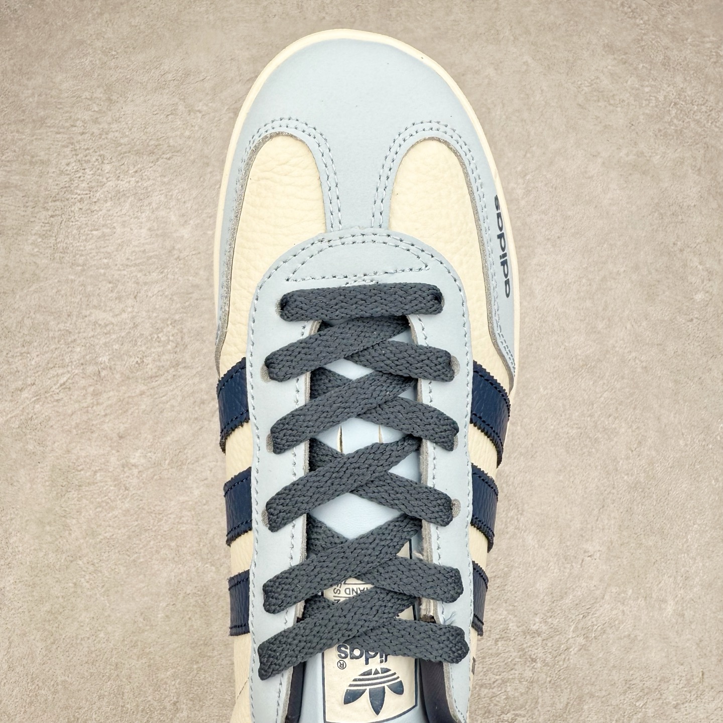 图片[4]-＃纯原福利 AD Original Gazelle Indoor Trainers 瞪羚室内鞋系列低帮复古百搭休闲运动德训风板鞋 JI2717 长期补货超性价比特供批次 原厂定制长毛翻毛皮组合环保纤维革鞋面材质 内置环保海玻璃鞋垫 外置RB橡胶大底 产品品控稳定性领先行业 原厂全套原楦原纸板冲刀磨具开发 原厂皮料加持 原厂港宝加持定型后跟R度完美 将复古进行到底 简约流畅 三十年不变经典 这款Gazelle运动鞋 无论面料、配色、质感或设计 都只在重现其1991年原款的经典 皮革鞋面 撞色三条纹和鞋跟标的设计 力求呈现90年代的经典复古风潮 Samba火热的同时 也带动了其它的复古鞋型 Gazelle便是其中一只 Gazelle Indoor拥有包边更宽的T字型鞋头 更好的保护运动员的前掌 浓浓的复古氛围感 非常适合现在流行的Cleanfit风格 尺码：35 36 36⅔ 37⅓ 38 38⅔ 39⅓ 40 40⅔ 41⅓ 42 42⅔ 43⅓ 44 44⅔ 45-选品中心