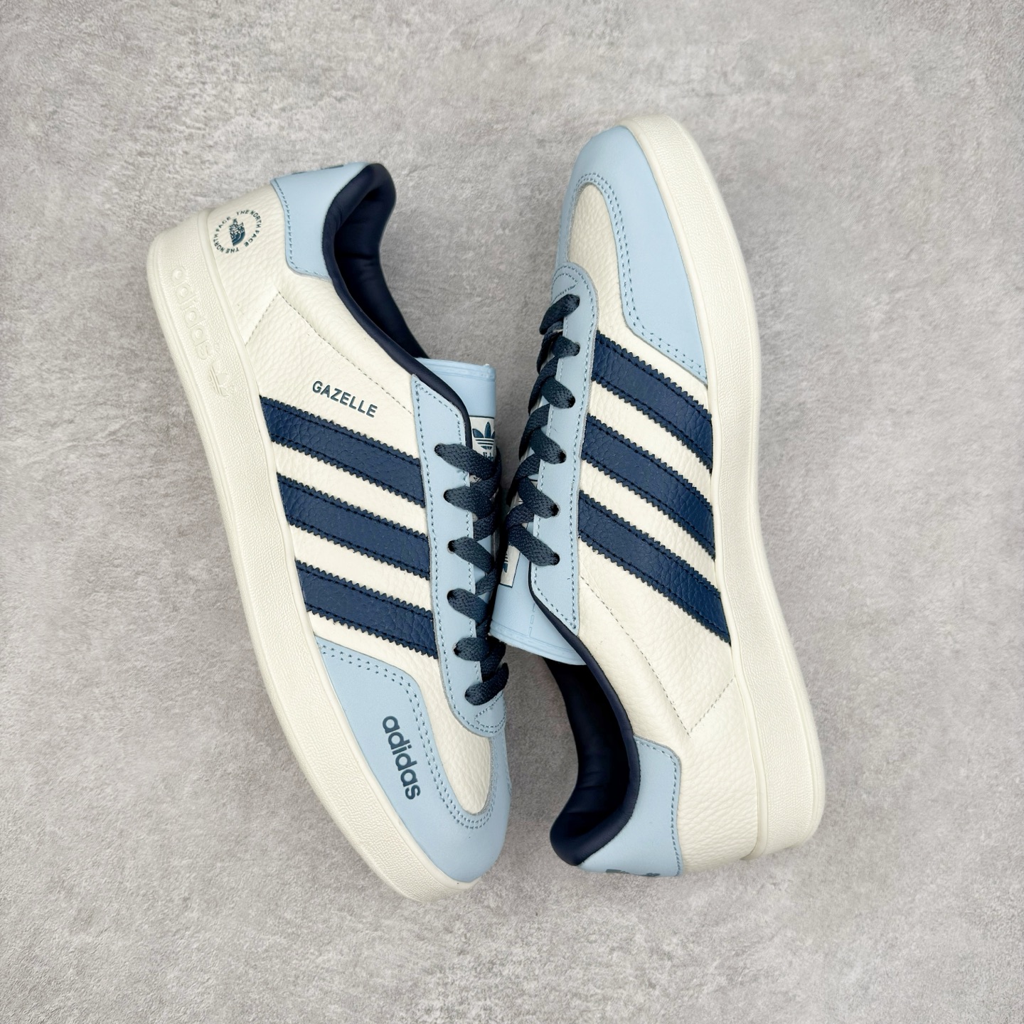 图片[3]-＃纯原福利 AD Original Gazelle Indoor Trainers 瞪羚室内鞋系列低帮复古百搭休闲运动德训风板鞋 JI2717 长期补货超性价比特供批次 原厂定制长毛翻毛皮组合环保纤维革鞋面材质 内置环保海玻璃鞋垫 外置RB橡胶大底 产品品控稳定性领先行业 原厂全套原楦原纸板冲刀磨具开发 原厂皮料加持 原厂港宝加持定型后跟R度完美 将复古进行到底 简约流畅 三十年不变经典 这款Gazelle运动鞋 无论面料、配色、质感或设计 都只在重现其1991年原款的经典 皮革鞋面 撞色三条纹和鞋跟标的设计 力求呈现90年代的经典复古风潮 Samba火热的同时 也带动了其它的复古鞋型 Gazelle便是其中一只 Gazelle Indoor拥有包边更宽的T字型鞋头 更好的保护运动员的前掌 浓浓的复古氛围感 非常适合现在流行的Cleanfit风格 尺码：35 36 36⅔ 37⅓ 38 38⅔ 39⅓ 40 40⅔ 41⅓ 42 42⅔ 43⅓ 44 44⅔ 45-选品中心