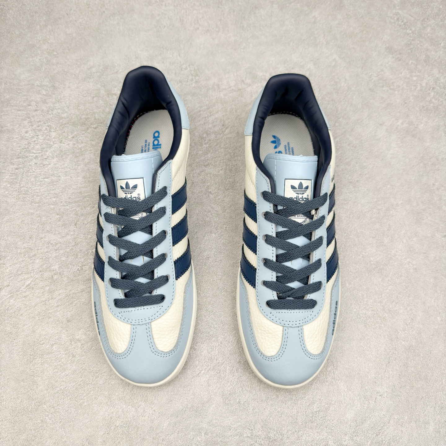 图片[2]-＃纯原福利 AD Original Gazelle Indoor Trainers 瞪羚室内鞋系列低帮复古百搭休闲运动德训风板鞋 JI2717 长期补货超性价比特供批次 原厂定制长毛翻毛皮组合环保纤维革鞋面材质 内置环保海玻璃鞋垫 外置RB橡胶大底 产品品控稳定性领先行业 原厂全套原楦原纸板冲刀磨具开发 原厂皮料加持 原厂港宝加持定型后跟R度完美 将复古进行到底 简约流畅 三十年不变经典 这款Gazelle运动鞋 无论面料、配色、质感或设计 都只在重现其1991年原款的经典 皮革鞋面 撞色三条纹和鞋跟标的设计 力求呈现90年代的经典复古风潮 Samba火热的同时 也带动了其它的复古鞋型 Gazelle便是其中一只 Gazelle Indoor拥有包边更宽的T字型鞋头 更好的保护运动员的前掌 浓浓的复古氛围感 非常适合现在流行的Cleanfit风格 尺码：35 36 36⅔ 37⅓ 38 38⅔ 39⅓ 40 40⅔ 41⅓ 42 42⅔ 43⅓ 44 44⅔ 45-选品中心